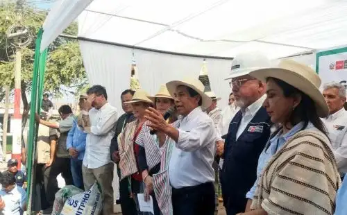 El ministro de Agricultura y Riego, José Manuel Hernández, informó hoy que entre setiembre y diciembre de este año se invertirá 400 millones en obras de prevención, lo que comprende la ejecución de actividades de encauzamiento de ríos y quebradas, entre otras acciones, a fin de enfrentar el próximo advenimiento de lluvias en el verano del 2018.