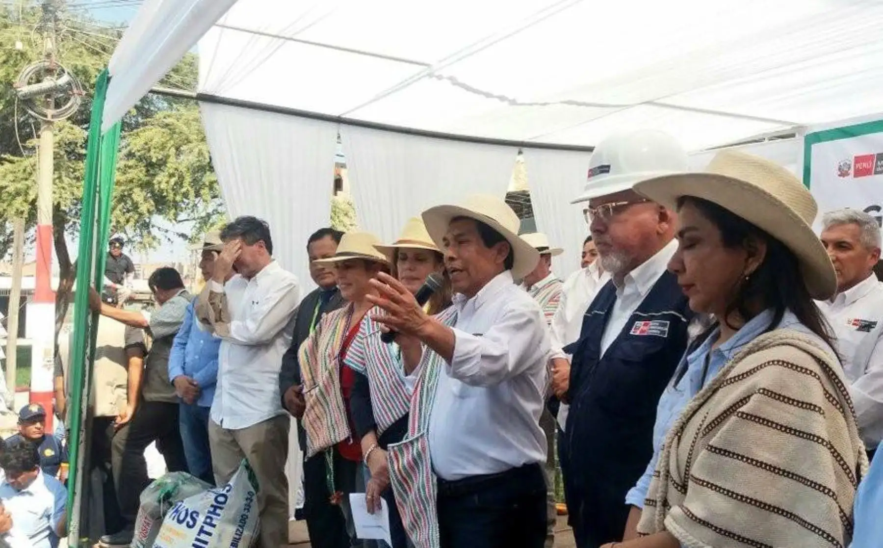 El ministro de Agricultura y Riego, José Manuel Hernández, informó hoy que entre setiembre y diciembre de este año se invertirá 400 millones en obras de prevención, lo que comprende la ejecución de actividades de encauzamiento de ríos y quebradas, entre otras acciones, a fin de enfrentar el próximo advenimiento de lluvias en el verano del 2018.