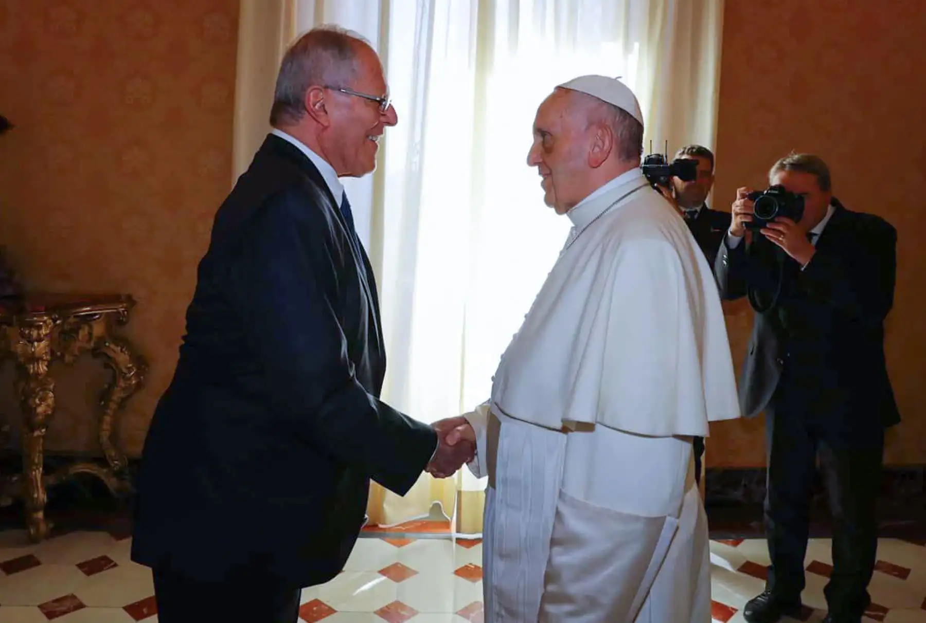Presidente Pedro Pablo Kuczynski saluda al papa Francisco en Roma. ANDINA/Prensa Presidencia
