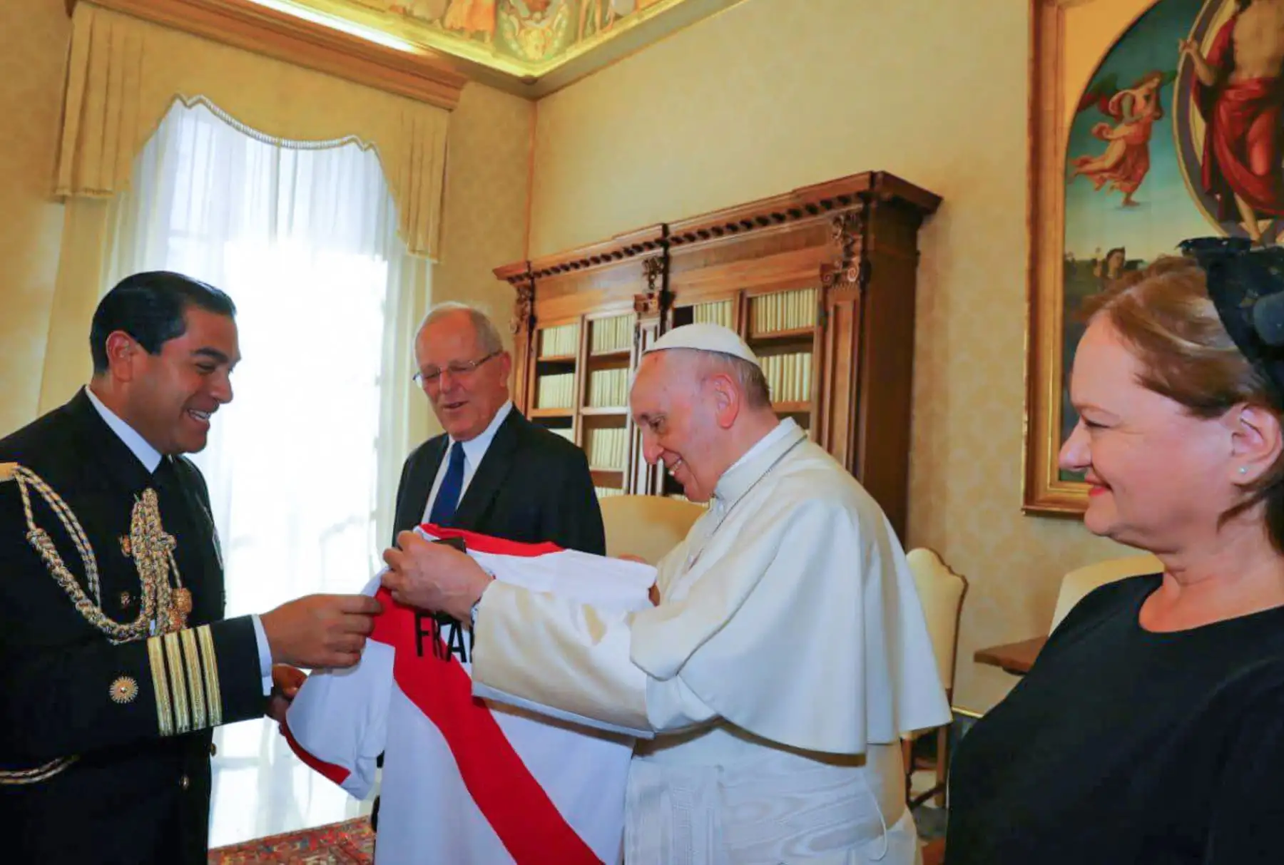 Obsequian al papa Francisco la camiseta de la Selección Peruana de Fútbol durante la audiencia privada que sostuvo con el Santo Padre. Foto: ANDINA/ Prensa Presidencia/ Andres Valle