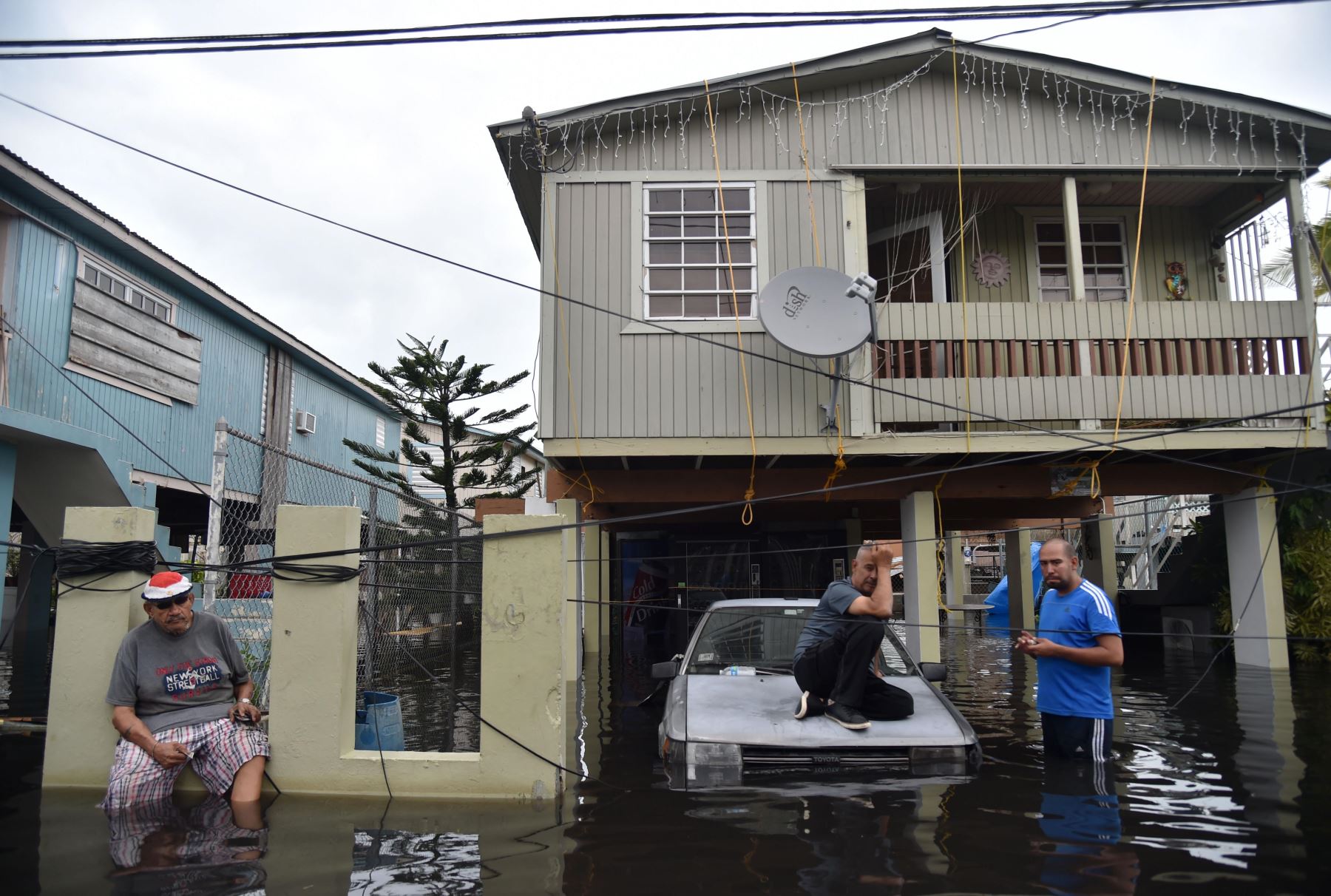 Trece personas murieron y unas 700 han sido rescatadas por autoridades luego del devastador paso el miércoles del huracán María por Puerto Rico. Foto: AFP