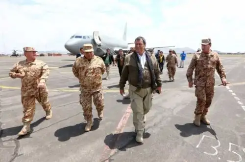 El ministro de Defensa, Jorge Nieto Montesinos, en su calidad de coordinador del Plan Multisectorial ante Heladas y Friaje-Antes Perú, llegó esta mañana a la ciudad de Juliaca, desde donde se dirigirá al distrito de Arapa, provincia de Azángaro, para supervisar una acción cívica organizada por el Ejército del Perú y la distribución de ayuda humanitaria entre la población vulnerable.