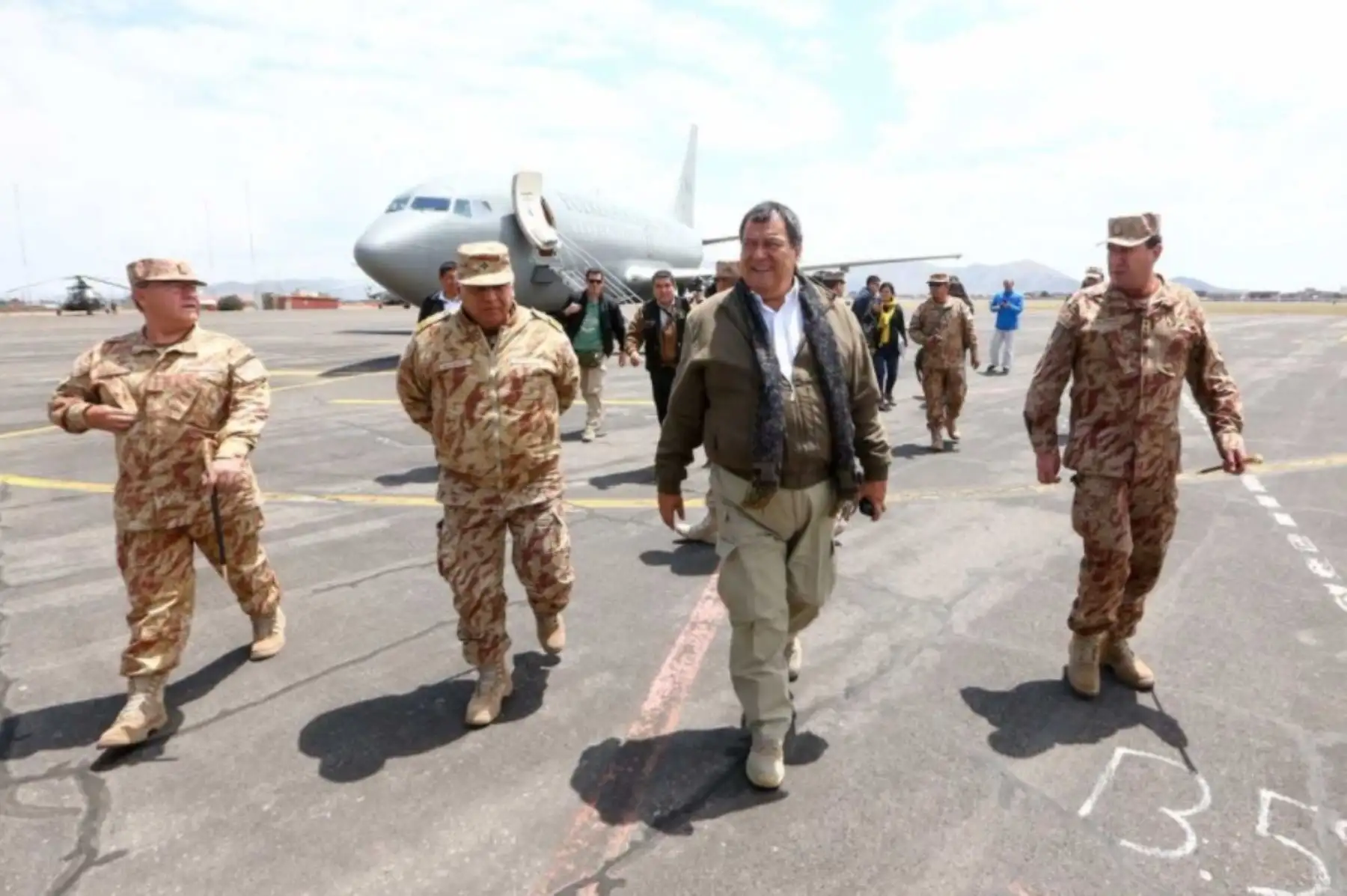 El ministro de Defensa, Jorge Nieto Montesinos, en su calidad de coordinador del Plan Multisectorial ante Heladas y Friaje-Antes Perú, llegó esta mañana a la ciudad de Juliaca, desde donde se dirigirá al distrito de Arapa, provincia de Azángaro, para supervisar una acción cívica organizada por el Ejército del Perú y la distribución de ayuda humanitaria entre la población vulnerable.