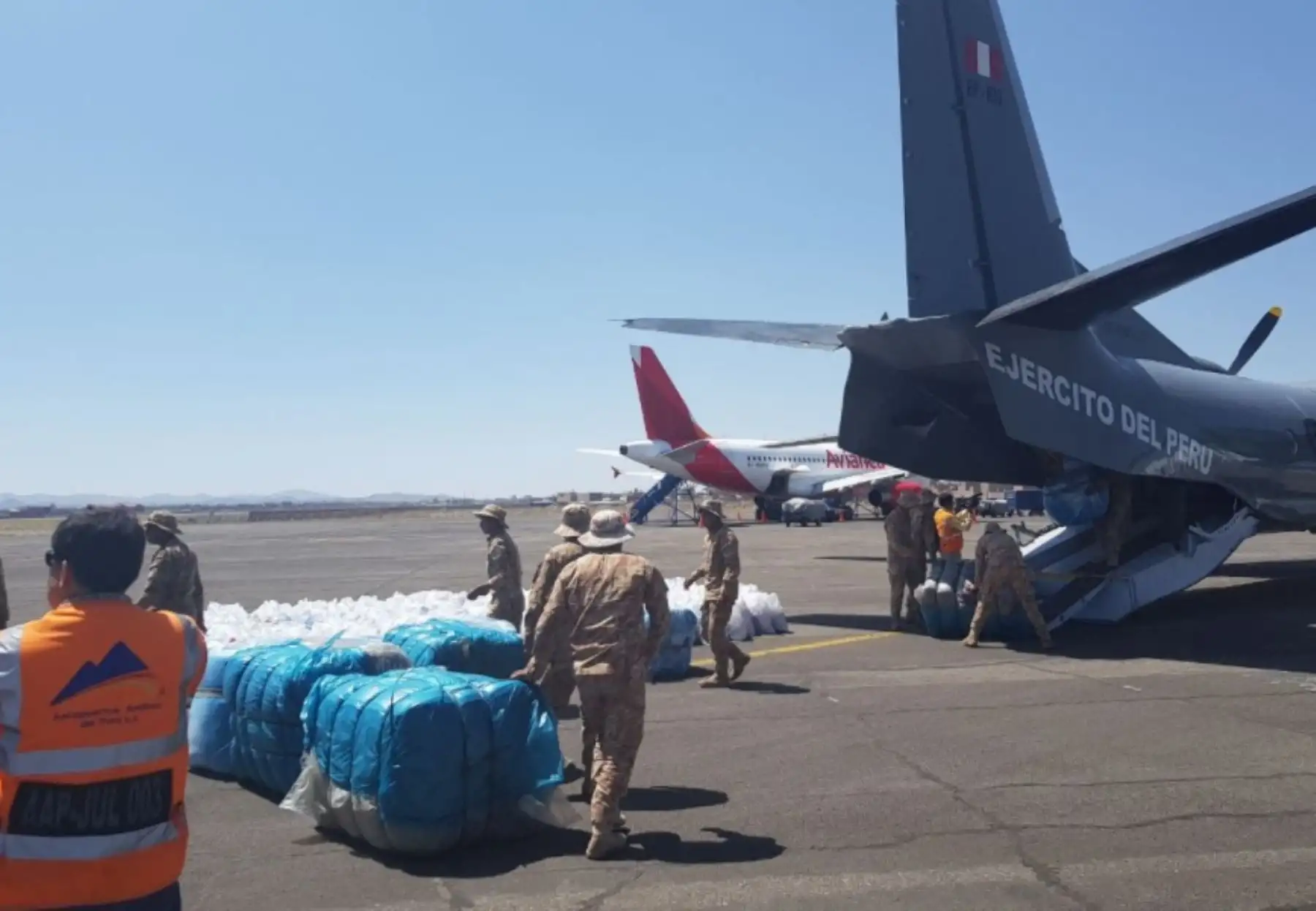 El ministro de Defensa, Jorge Nieto Montesinos, en su calidad de coordinador del Plan Multisectorial ante Heladas y Friaje-Antes Perú, llegó esta mañana a la ciudad de Juliaca, desde donde se dirigirá al distrito de Arapa, provincia de Azángaro, para supervisar una acción cívica organizada por el Ejército del Perú y la distribución de ayuda humanitaria entre la población vulnerable.