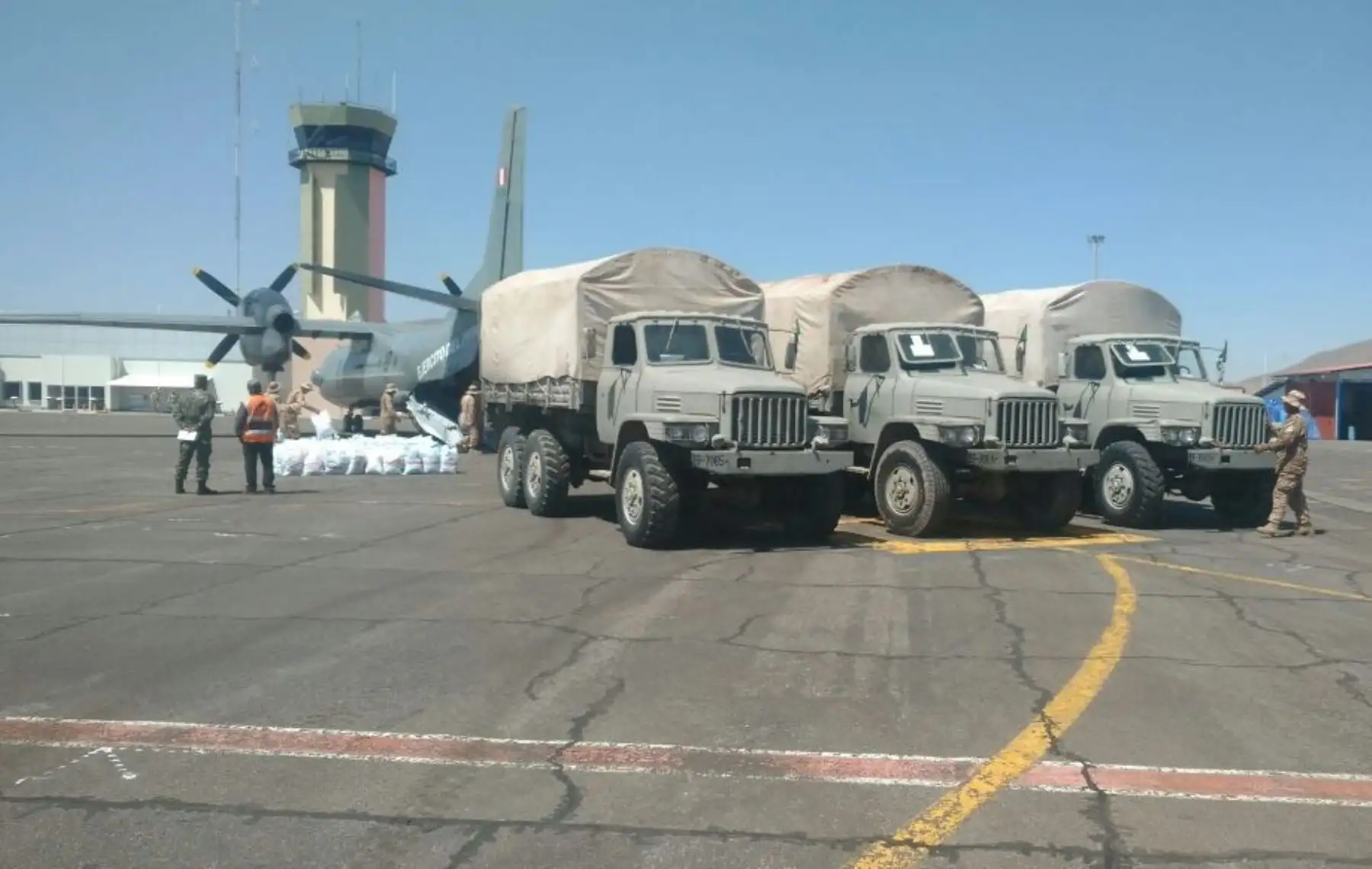 El ministro de Defensa, Jorge Nieto Montesinos, en su calidad de coordinador del Plan Multisectorial ante Heladas y Friaje-Antes Perú, llegó esta mañana a la ciudad de Juliaca, desde donde se dirigirá al distrito de Arapa, provincia de Azángaro, para supervisar una acción cívica organizada por el Ejército del Perú y la distribución de ayuda humanitaria entre la población vulnerable.