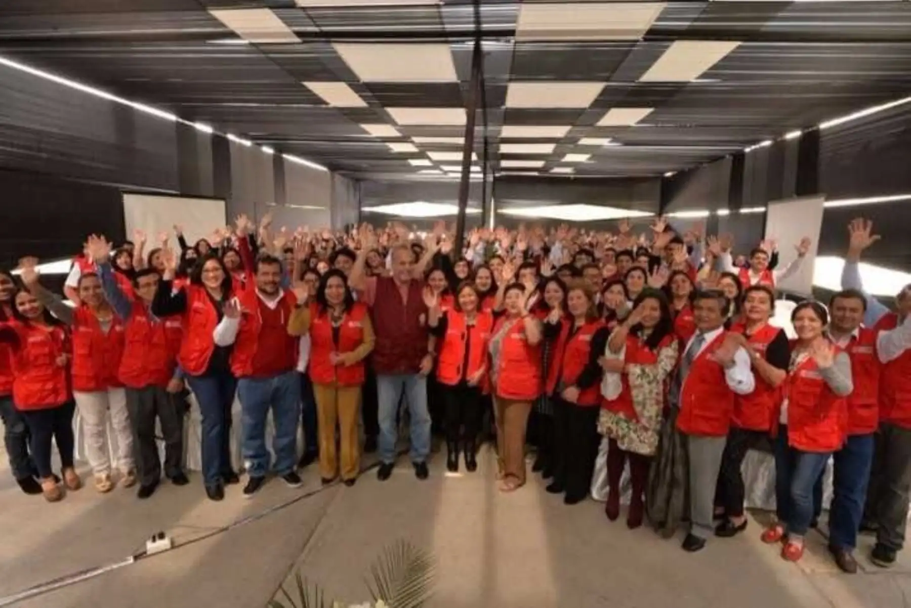 La ministra de la Mujer y Poblaciones Vulnerables (MIMP), Ana María Choquehuanca, lideró el encuentro macro regional de los Centros Emergencia Mujer (CEM), en el que participaron más de 300 abogados, psicólogos, trabajadores sociales, quienes reafirmaron su compromiso con las víctimas de violencia familiar y sexual.