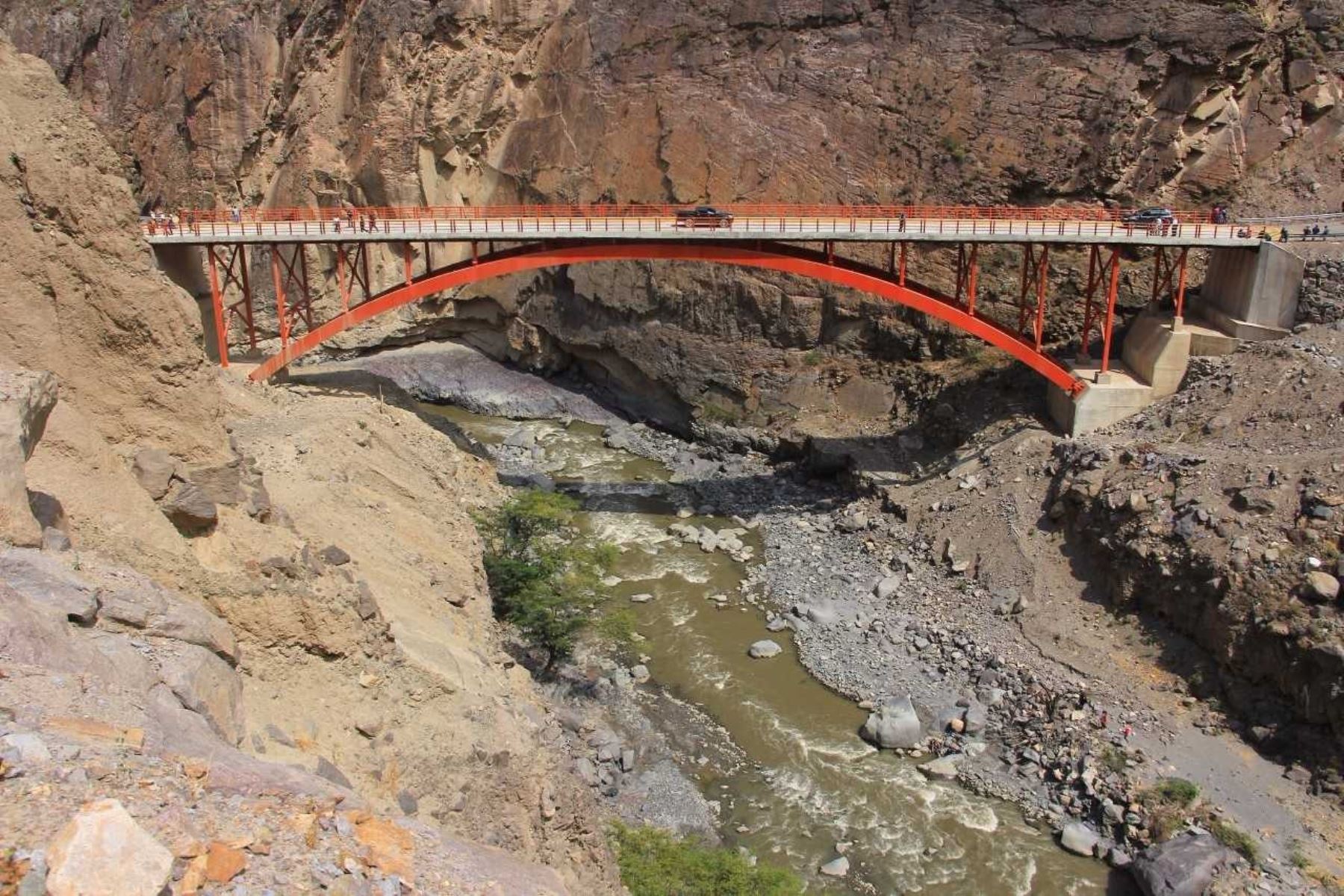 Puente Tablachaca – Huanda une las provincias de Santiago de Chuco, en la región La Libertad, y de Pallasca, en Áncash. Foto: Luis Puell.