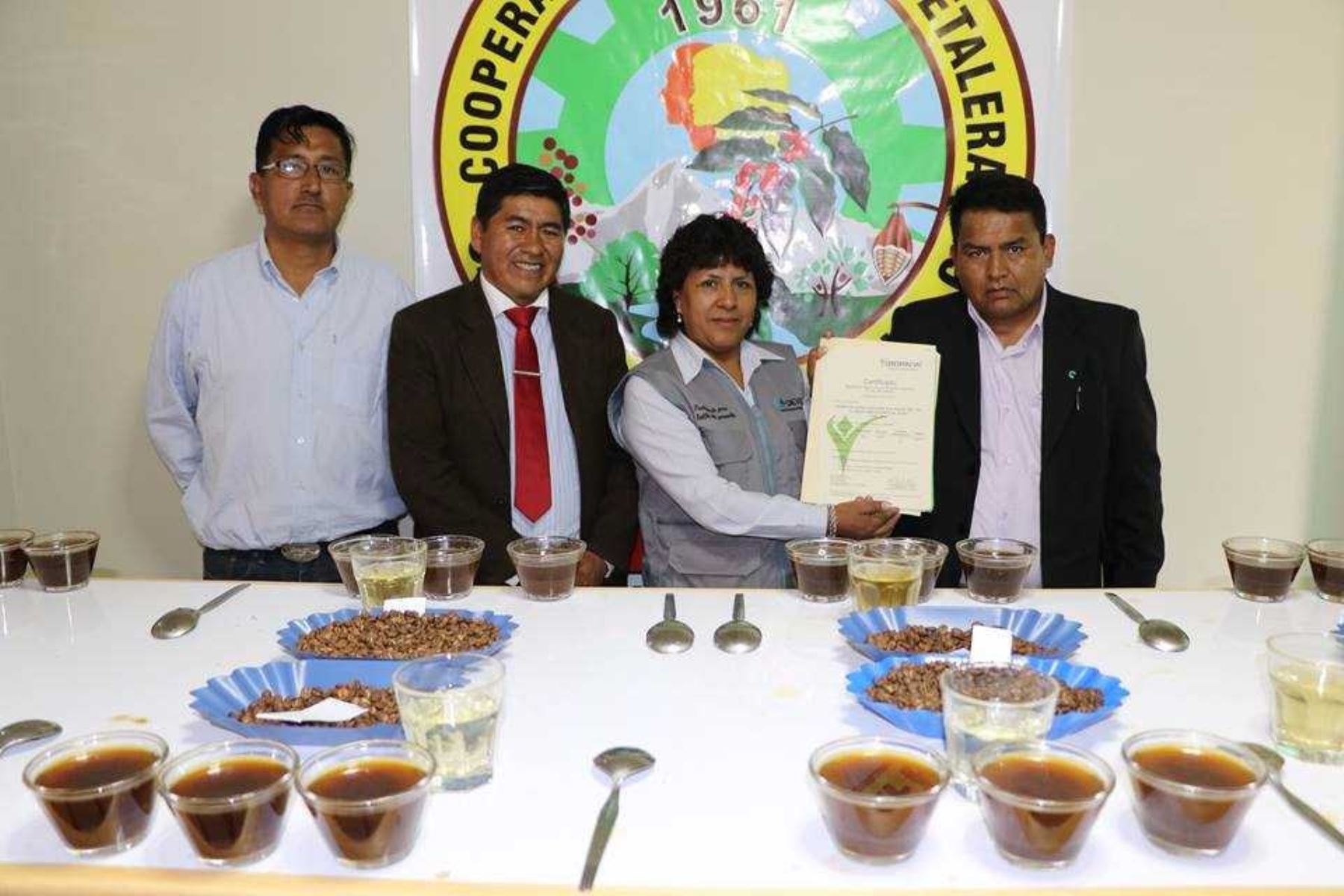 Certificación a la Cooperativa Cafetalera San Juan del Oro, fue otorgada por la empresa CERESPERÚ (Certification Of Environmental).