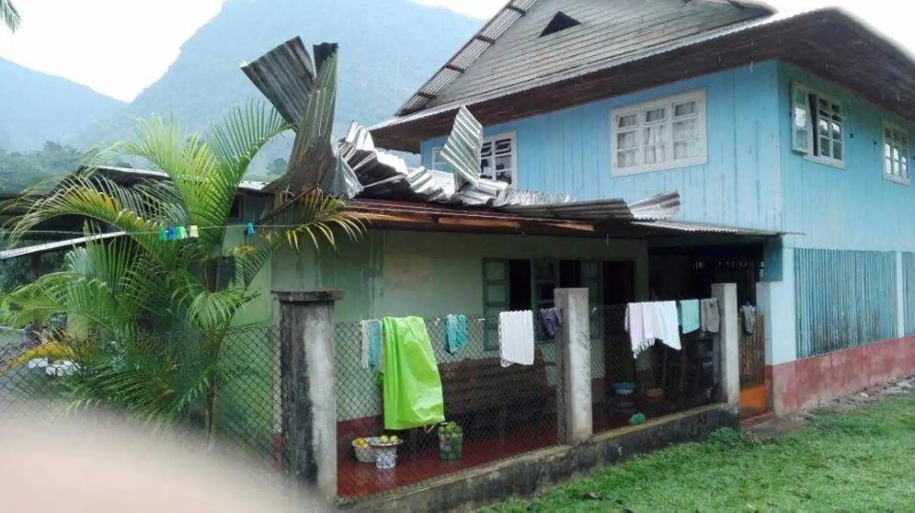 vientos intensos, acompañados de lluvia, se presentaron en la tarde de ayer y causaron daños en viviendas. Además provocaron la caída de árboles.