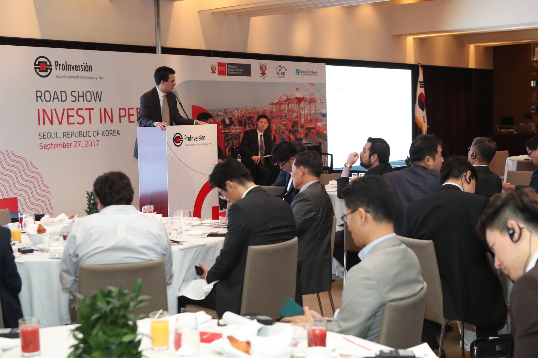 César Martín Peñaranda atendió un evento empresarial que contó con la participación de 60 representantes de 40 empresas surcoreanas, como Yooshin, Daewoo y Hyundai.