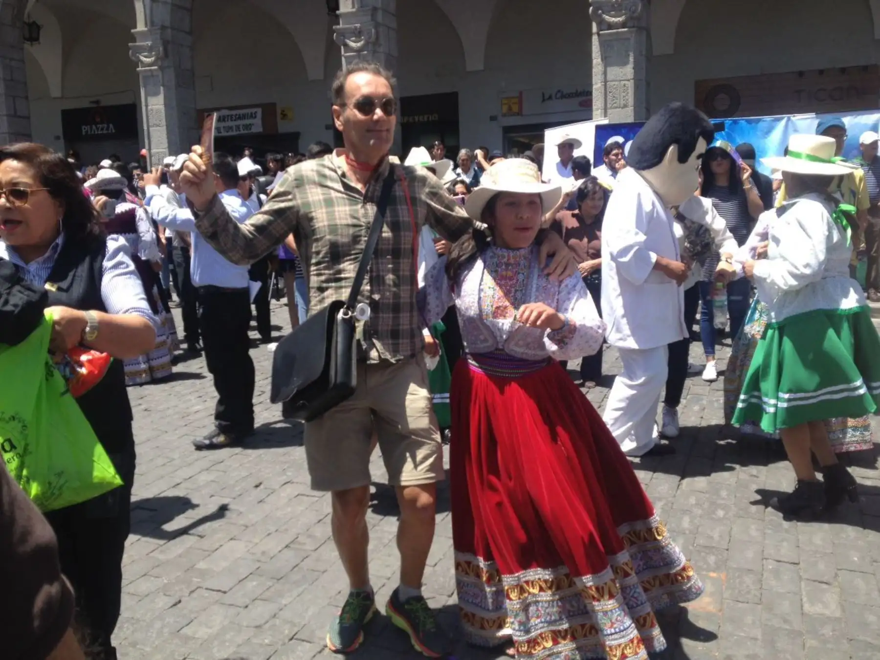 A ritmo del Wititi reciben a turistas en Arequipa por el Día Mundial del Turismo. ANDINA