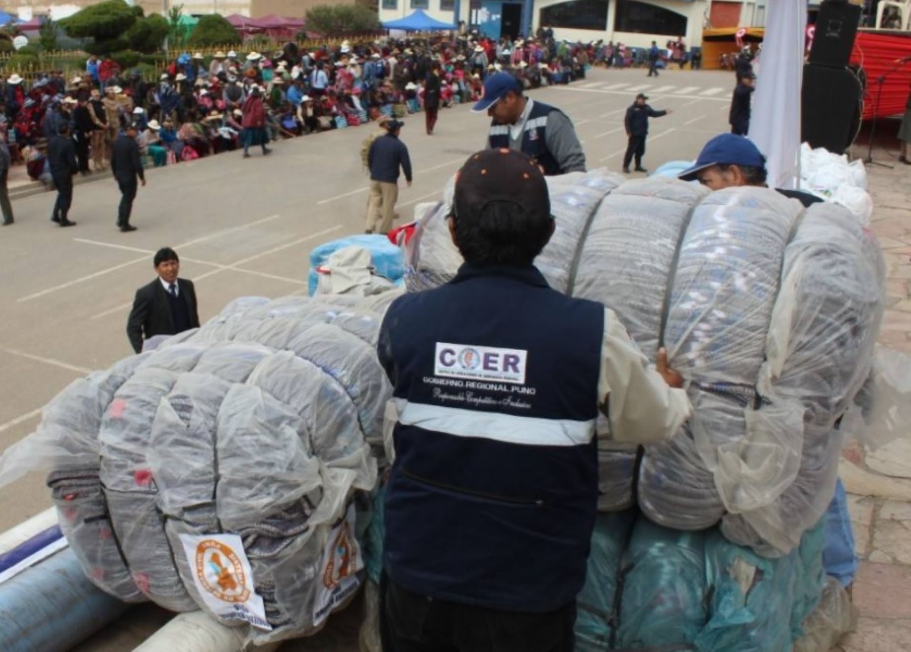 Un total de 3.71 toneladas de ayuda humanitaria entregó el Gobierno Regional de Puno a los pobladores que sufrieron el impacto de las heladas en ese departamento, informó el Instituto Nacional de Defensa Civil al Centro de Operaciones de Emergencia Nacional del Ministerio de Defensa (COEN Defensa).