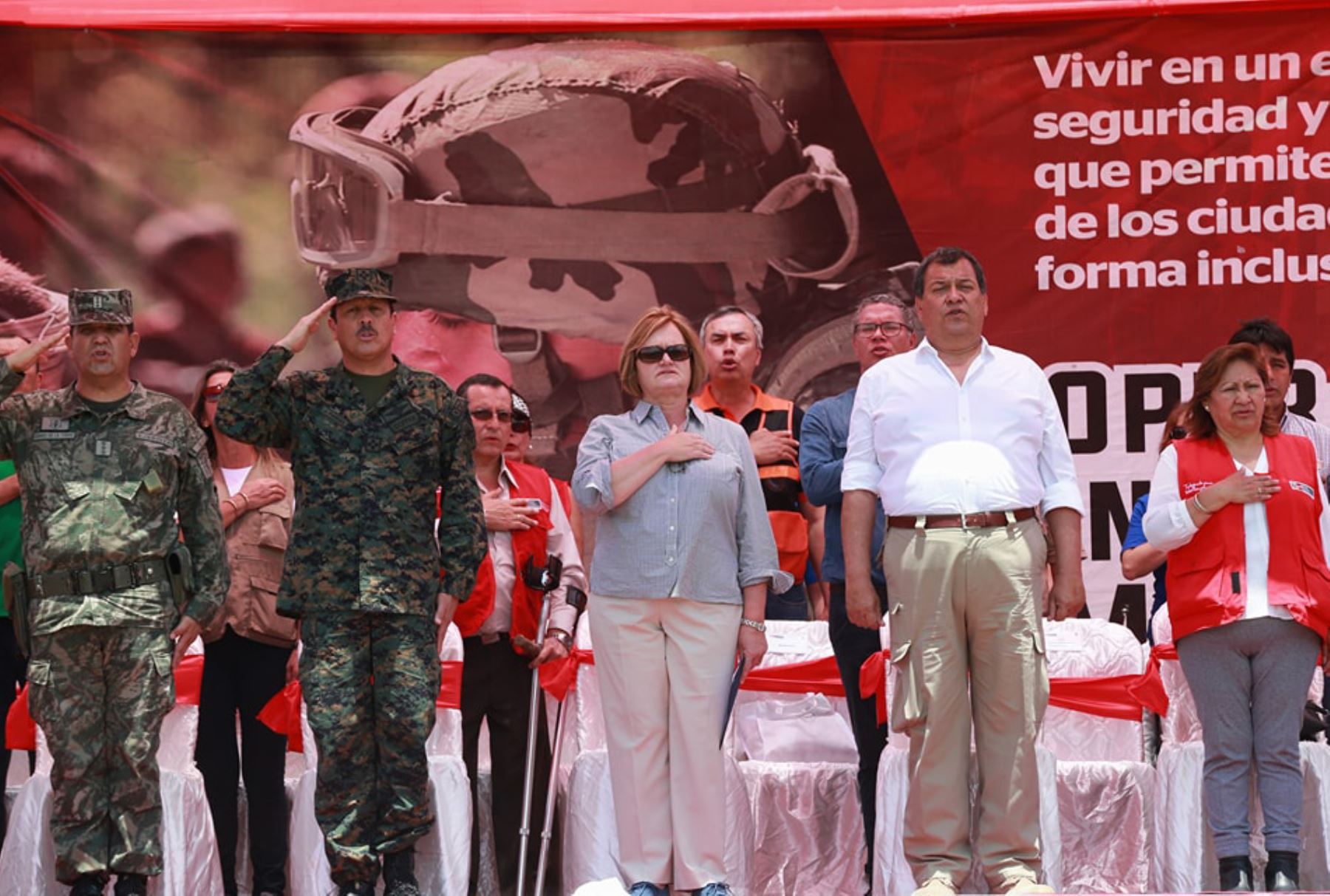 Ministro de Defensa, Jorge Nieto, y Nancy Lange, esposa del presidente, llevan ayuda humanitaria a Mazamari.