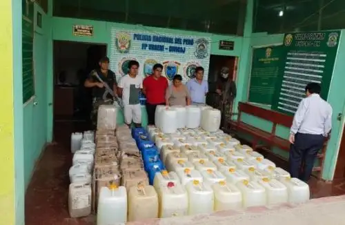 Agentes especializados del Componente Policial Vraem (Valles de los ríos Apurímac, Ene y Mantaro) asestaron un nuevo golpe al tráfico ilícito de drogas en esta zona del país, al detener a cuatro personas y decomisar 89 bidones conteniendo dos toneladas y 415 kilos de insumos químicos fiscalizados.