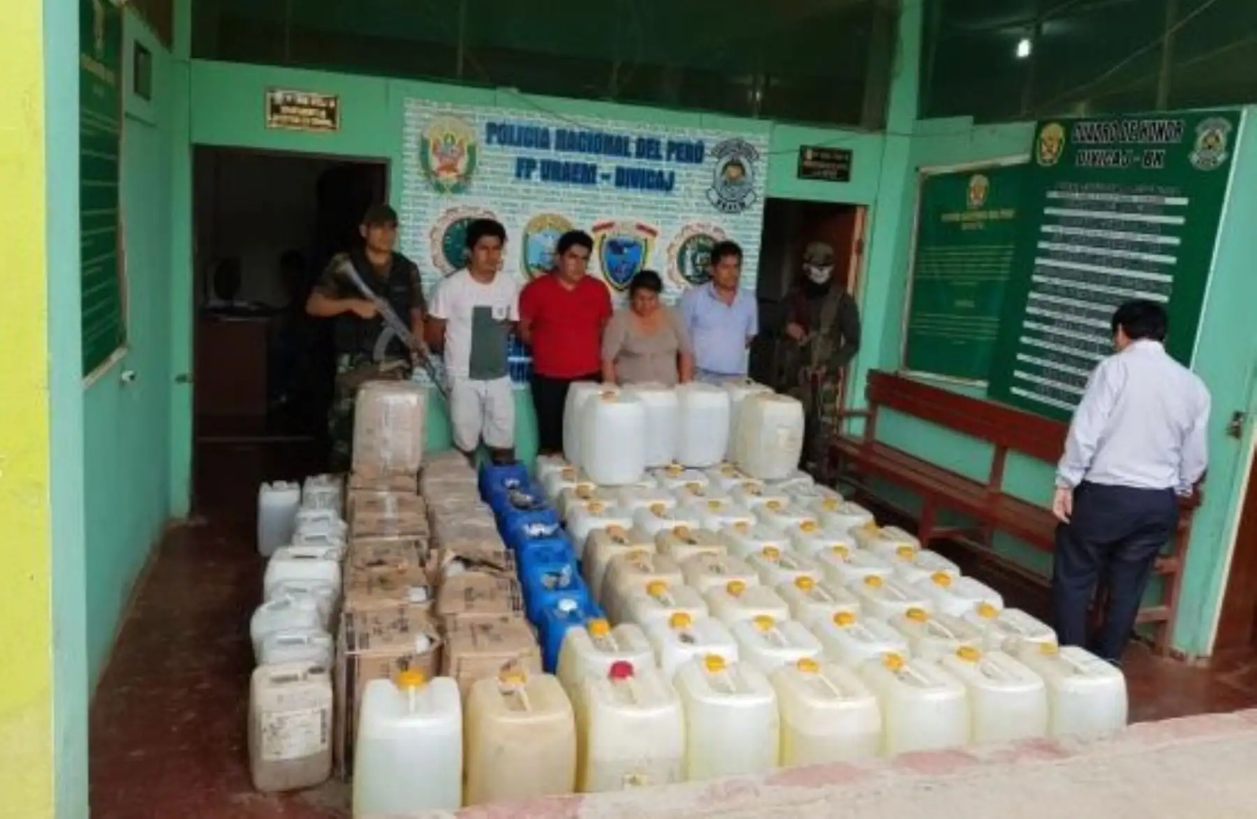 Agentes especializados del Componente Policial Vraem (Valles de los ríos Apurímac, Ene y Mantaro) asestaron un nuevo golpe al tráfico ilícito de drogas en esta zona del país, al detener a cuatro personas y decomisar 89 bidones conteniendo dos toneladas y 415 kilos de insumos químicos fiscalizados.