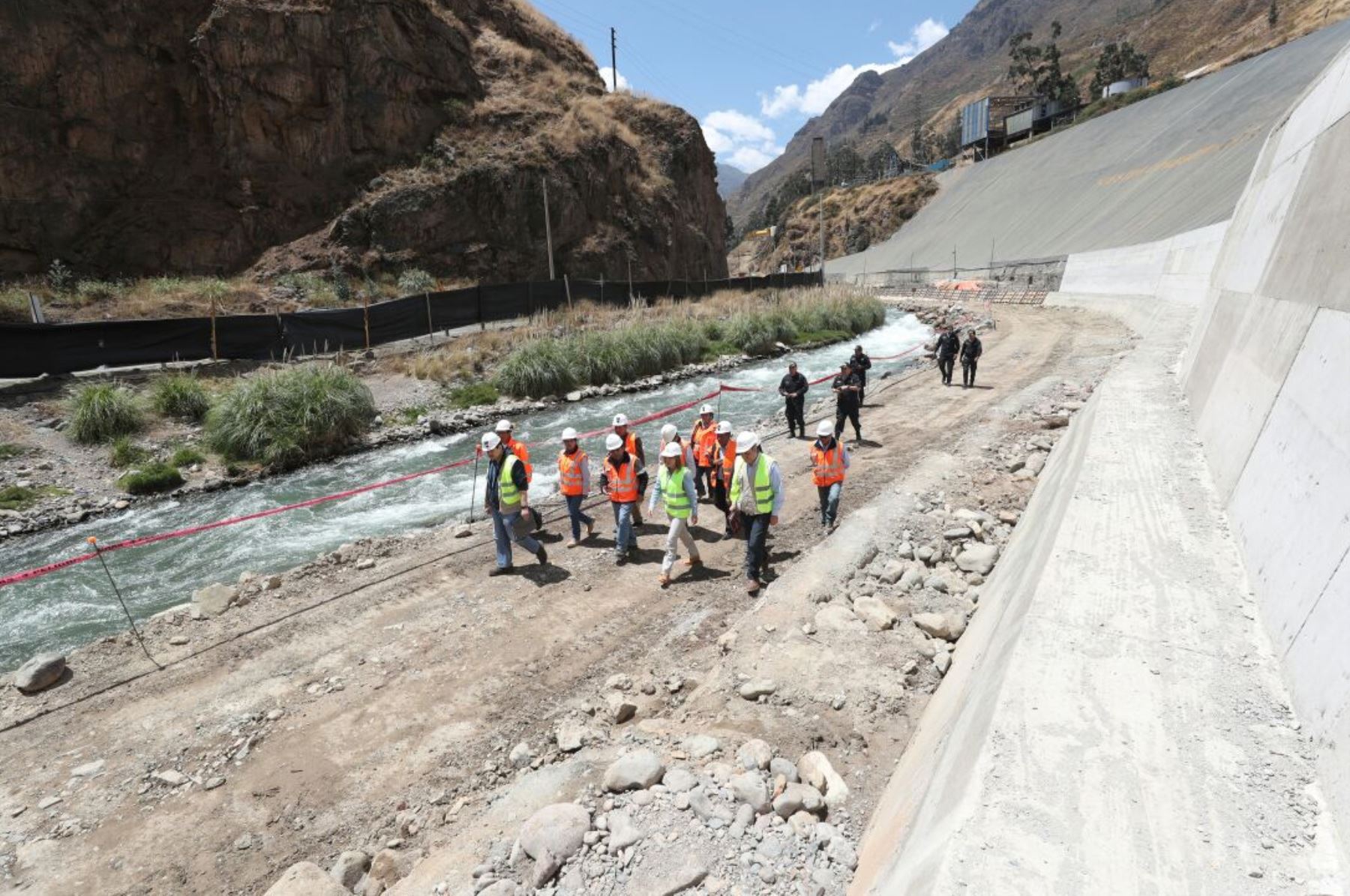 Ministra de Energía y Minas supervisó construcción de muro que protegerá ríos Rímac y Aruri. Foto: Difusión.