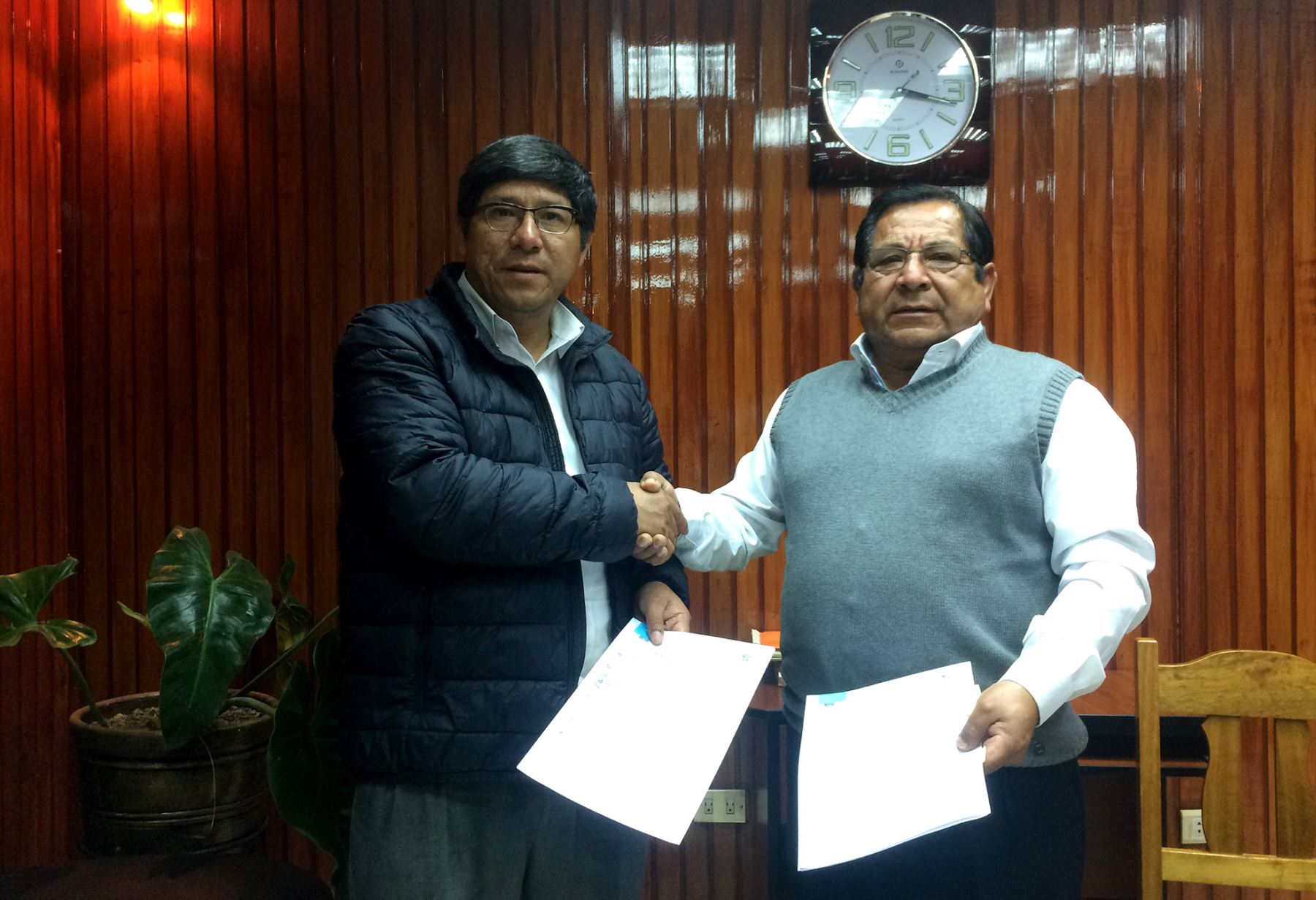 Gobernador de Áncash, Luis Gamarra, y alcalde distrital de Independencia, Eloy Alzamora, firmaron convenio. ANDINA