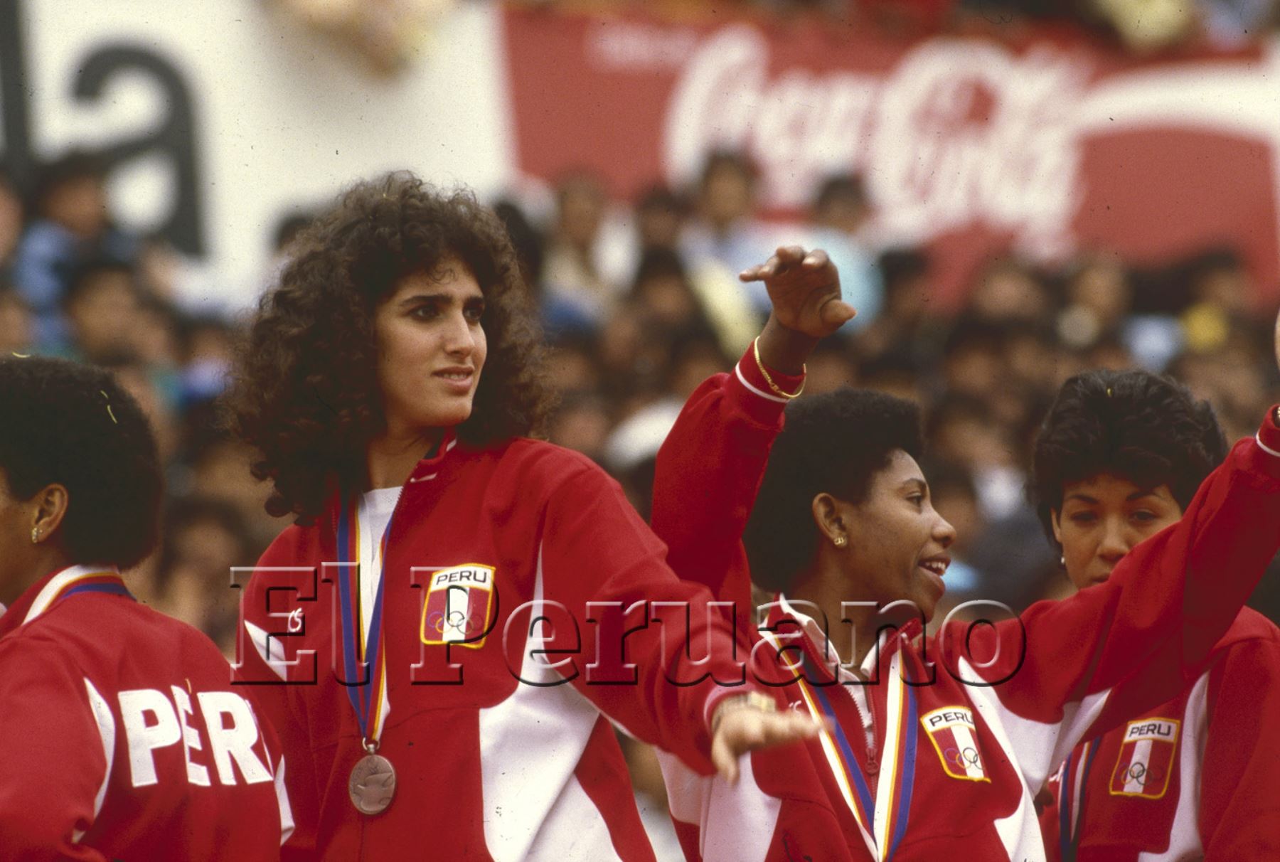 02/10/1988 / Lima / Llegada de la selección femenina de vóley subcampeonas olímpicas de Seúl. Foto: ANDINA/ Archivo El Peruano.