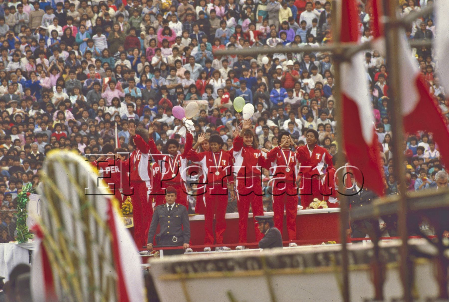 02/10/1988 / Lima / Llegada de la selección femenina de vóley subcampeonas olímpicas de Seúl. Foto: ANDINA/ Archivo El Peruano.