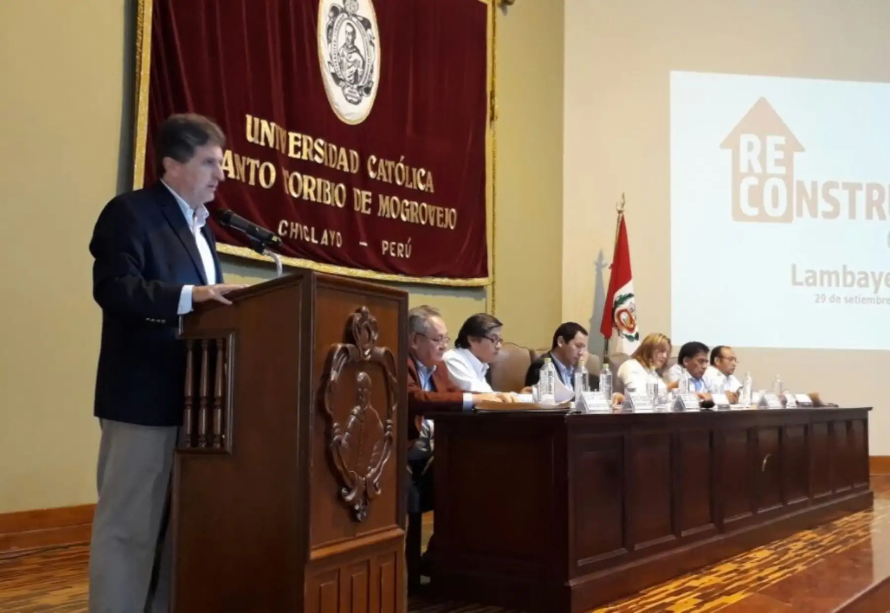 El director ejecutivo de la Autoridad para la Reconstrucción con Cambios, Pablo de la Flor, expone alcances del Plan Integral de Reconstrucción con Cambios a las autoridades regionales y locales de Lambayeque.