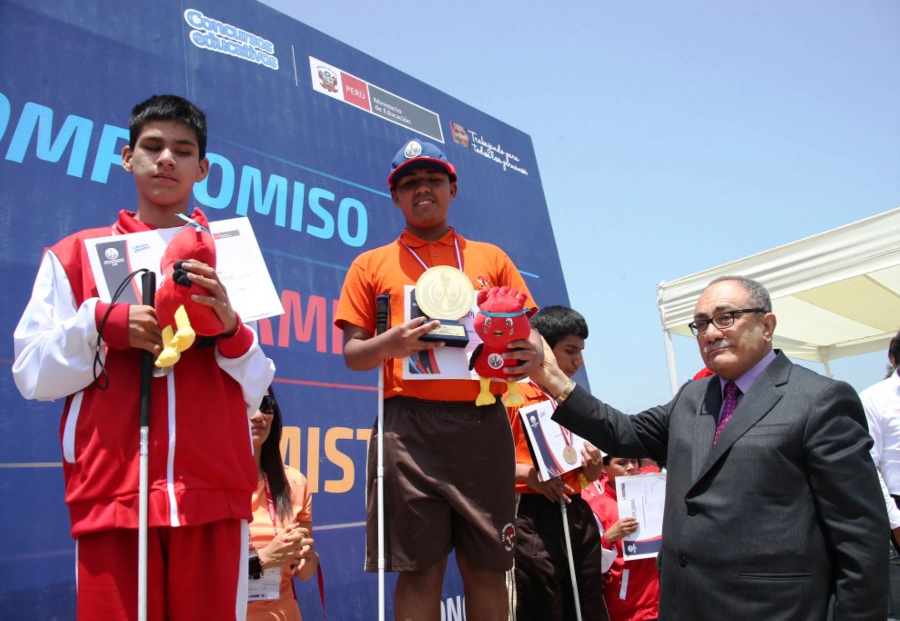 Ministro de Educación premia a atletas escolares con discapacidad visual. Foto: ANDINA/Difusión.