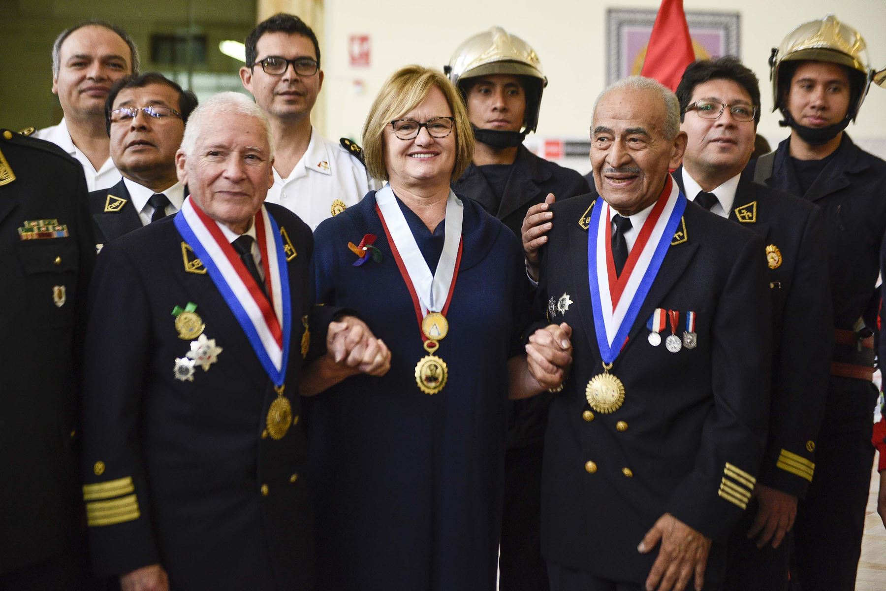 Nancy Lange participó en condecoración honorífica a compañías bomberos. Foto: Difusión.