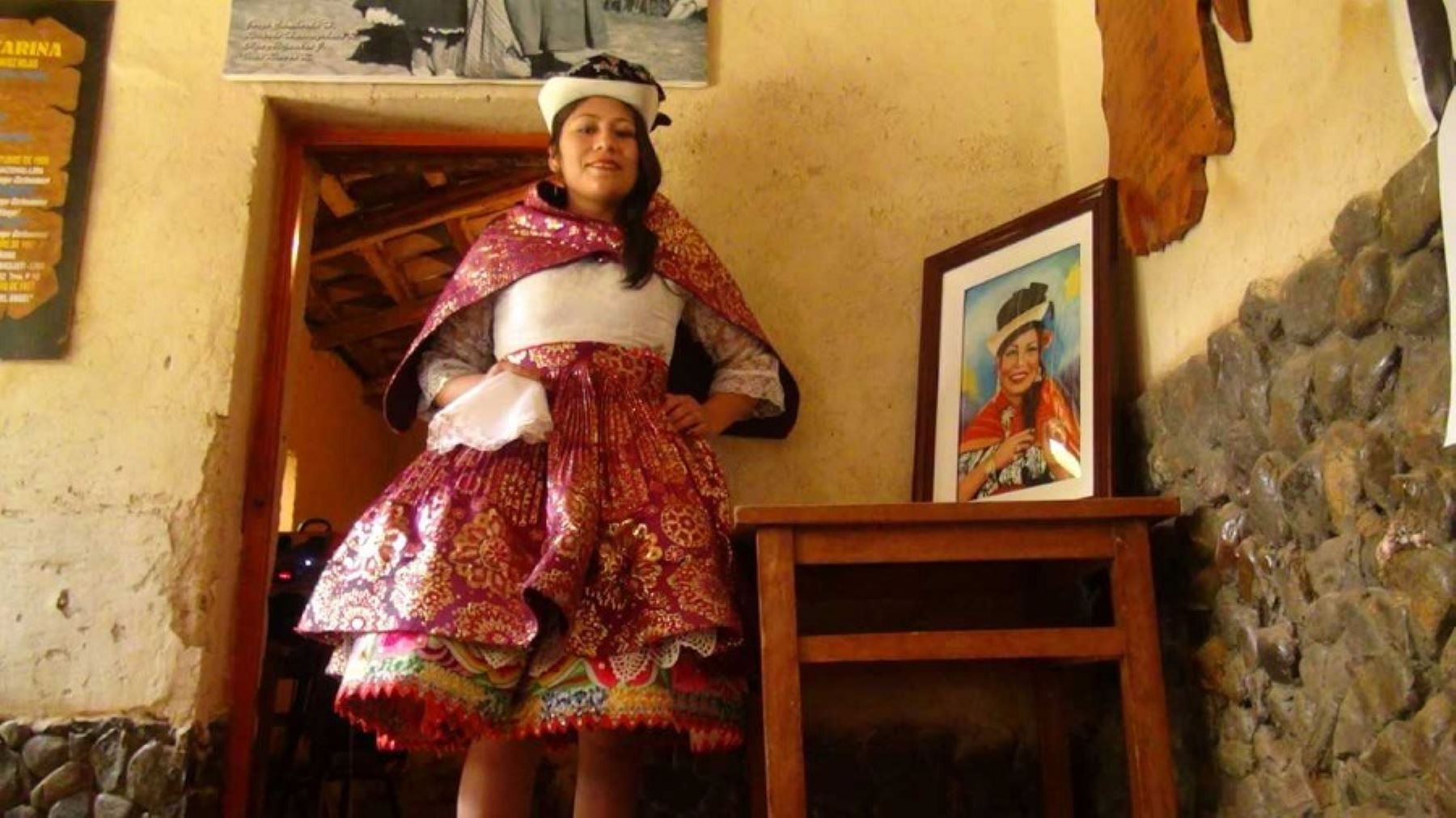 A 30 años del fallecimiento de Leonor Chávez Rojas, conocida en el mundo artístico como “Flor Pucarina” o la “Faraona del cantar huanca”, su recuerdo se mantiene vivo gracias a su inagotable repertorio musical. Por ello, más de treinta artistas jóvenes e intérpretes folclóricos, cantarán sus mejores éxitos que enaltecieron al folclor peruano a escala mundial.
