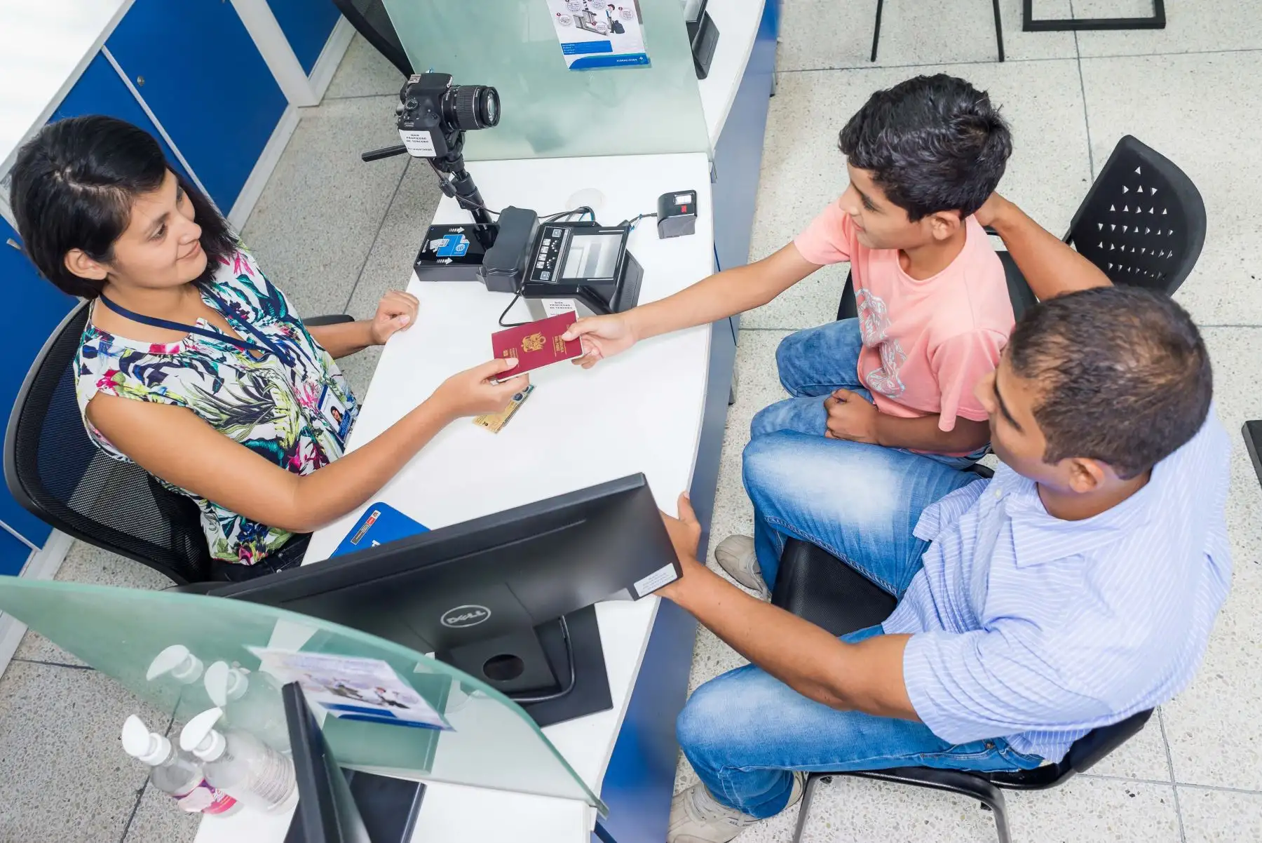 La entidad recordó en qué casos se requiere autorización para la salida de menores al exterior. Foto: Difusión