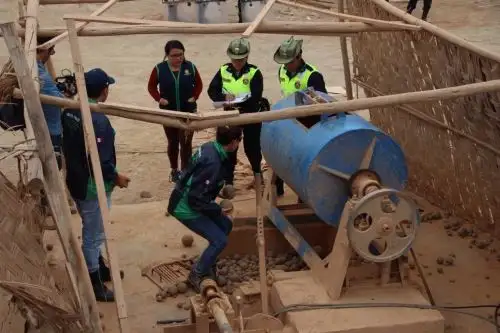 Además, se incineraron esteras, colchones, mesas y otros enseres que eran utilizados por los colaboradores para el desarrollo de sus labores diarias.