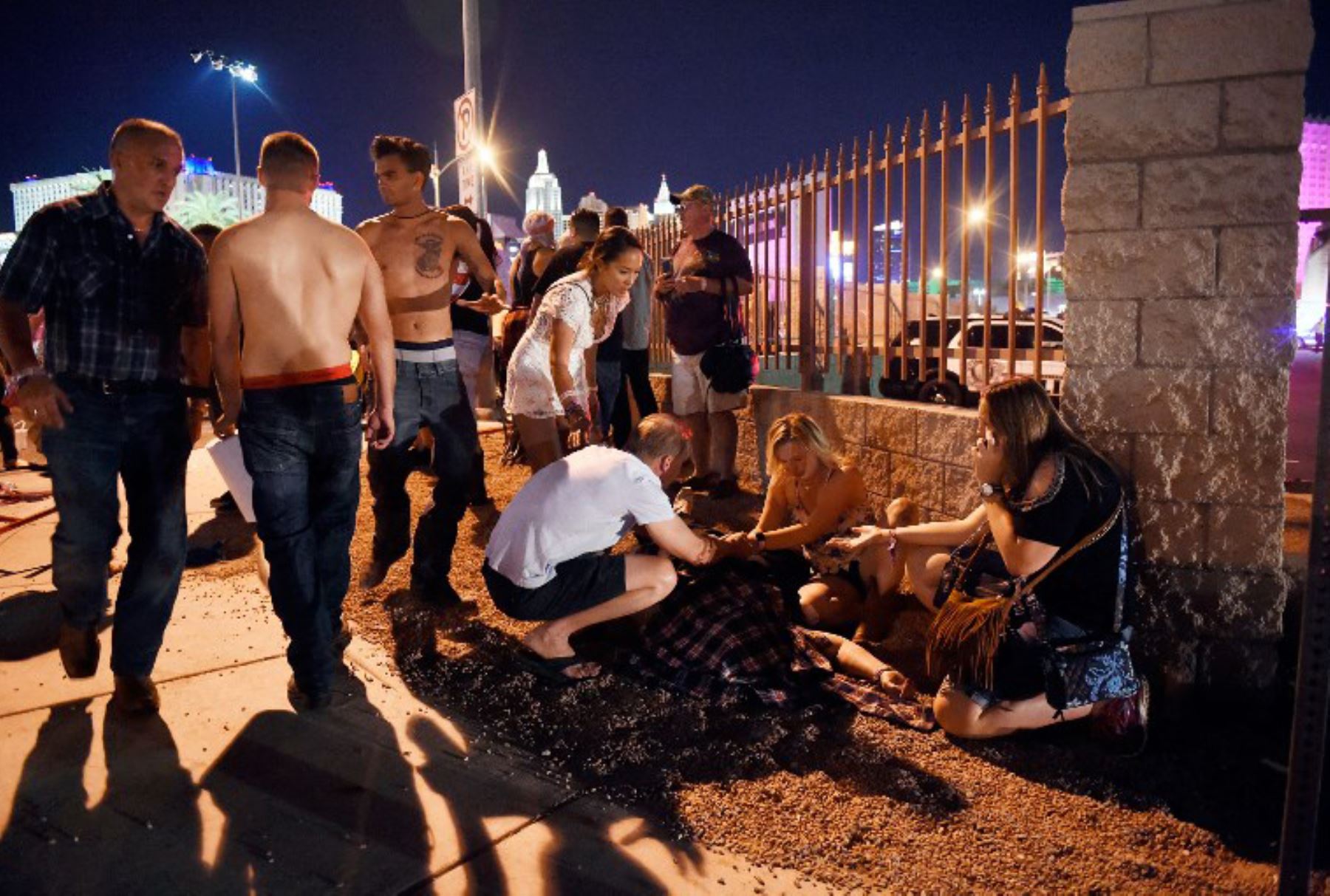 Más de 50 personas murieron y otras 200 resultaron heridas en un tiroteo desatado anoche durante un concierto de música country en Las Vegas. Foto: AFP
