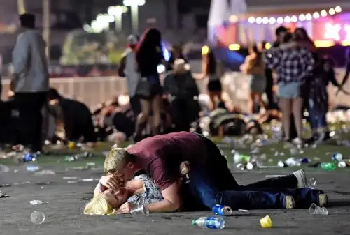 Más de 50 personas murieron y otras 200 resultaron heridas en un tiroteo desatado anoche durante un concierto de música country en Las Vegas. Foto: AFP