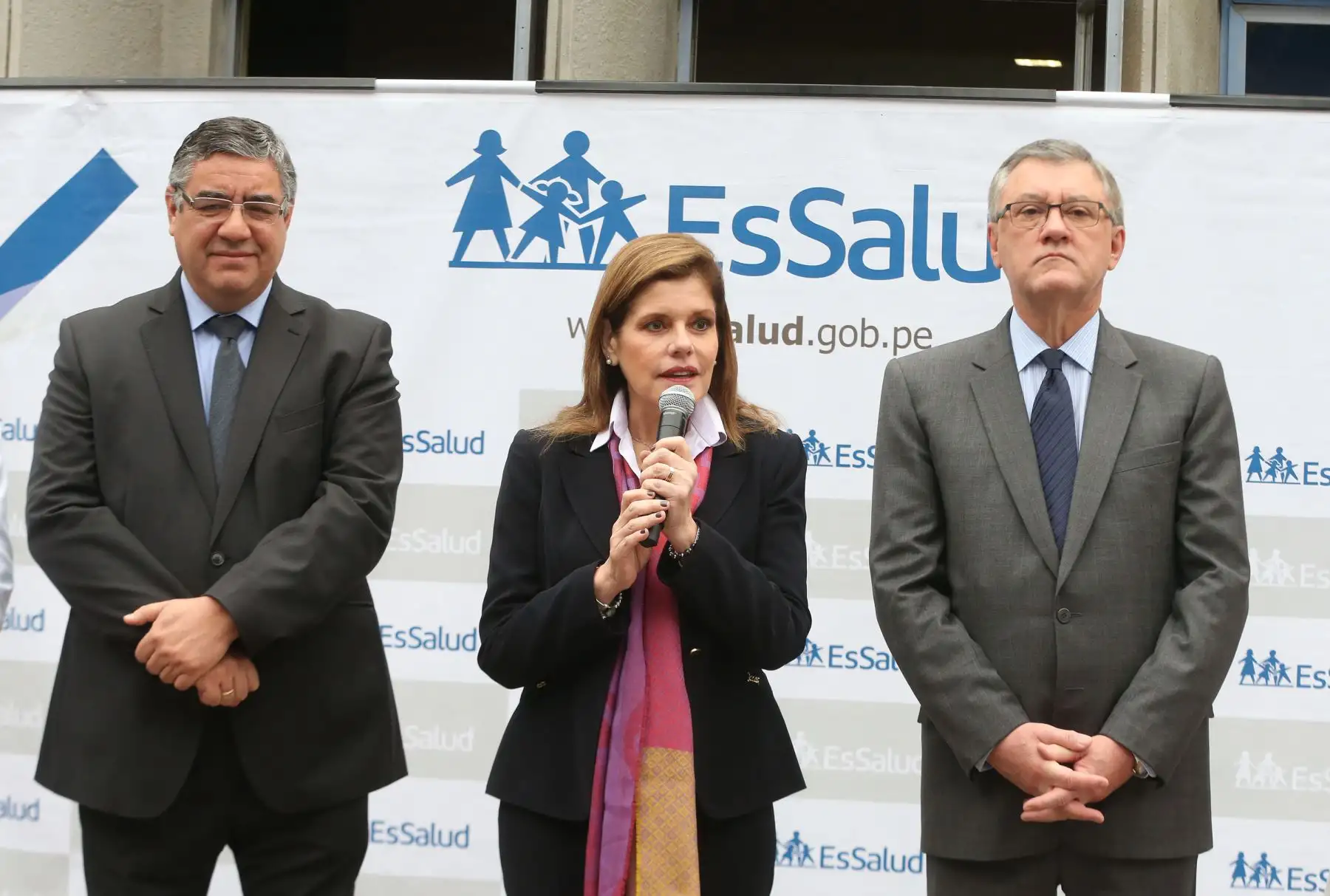 Presidenta del Consejo de Ministros, Mercedes Aráoz, el Ministro de Trabajo, Alfonso Grados Carraro, y el presidente ejecutivo del Seguro Social de Salud (EsSalud), Gabriel Del Castillo Mory, presidirán el acto de reapertura del Hospital II Ramón Castilla, que debió evacuar a sus pacientes y dejar de operar debido a los efectos del incendio en la galería Nicolini.