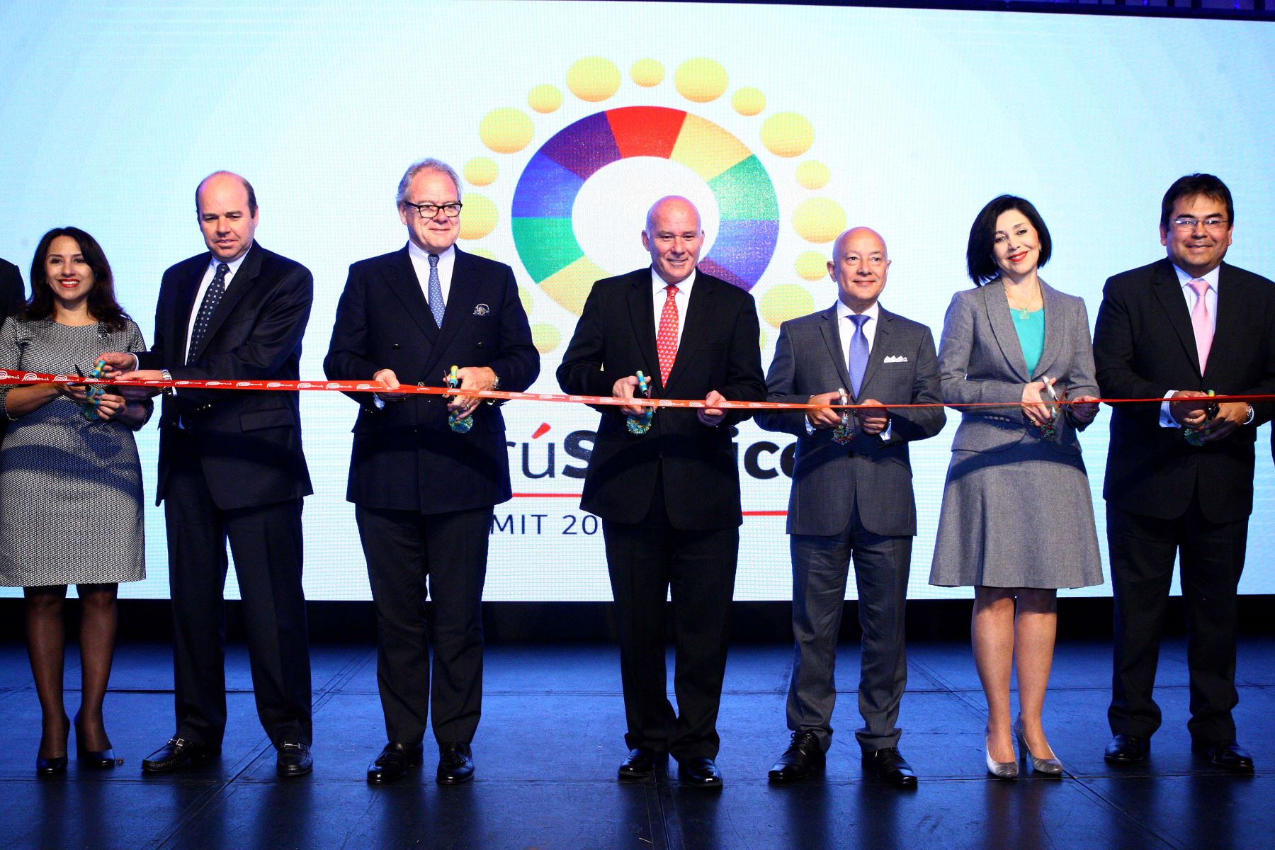Ministro de Comercio Exterior y Turismo, Eduardo Ferreyros (al centro) inaugura el Perú Service Summit 2017. ANDINA/Luis Iparraguirre