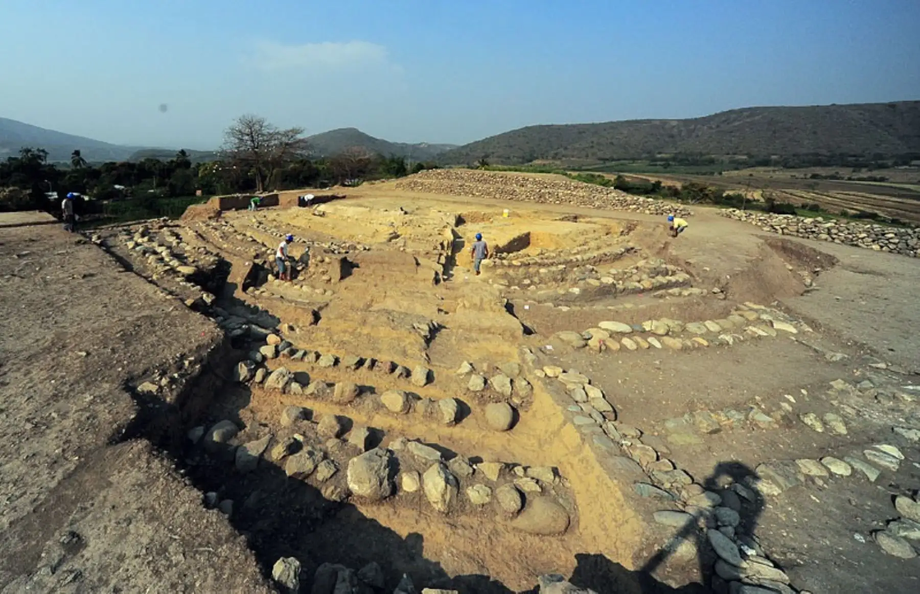 Siempre se pensó que los orígenes del cacao estaban en Centroamérica, pero recientes investigaciones iniciadas en el templo de Montegrande, ubicado en la provincia de Jaén, región Cajamarca, indican que este fruto se cultivó y domesticó hace más de 5,000 años por poblaciones establecidas en territorio amazónico.