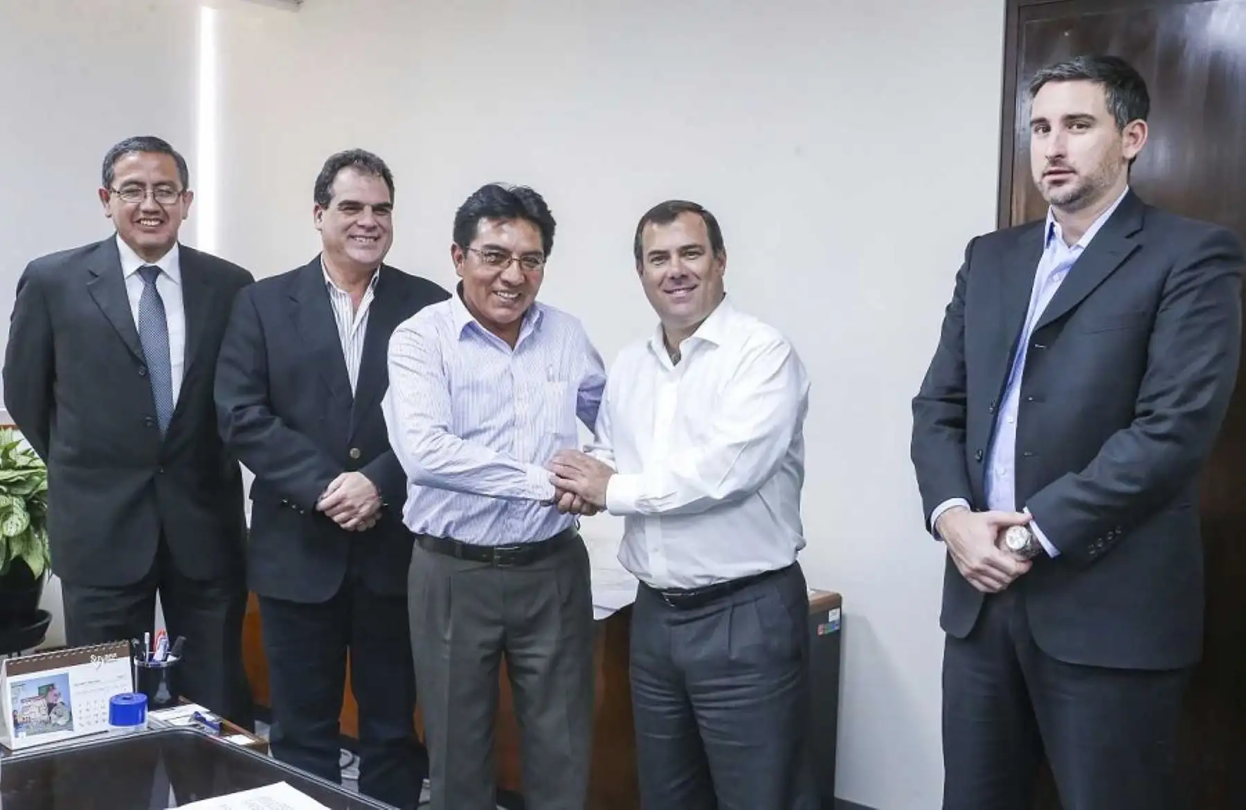El ministro de Transportes y Comunicaciones, Bruno Giuffra Monteverde, y el alcalde del distrito cusqueño de Chinchero, Gualberto Sallo Huallpayunca, se reunieron en la sede institucional del MTC, en Lima, con el objetivo de coordinar la construcción de dos obras viales que formarán parte del sistema de transporte que tendrá el futuro Aeropuerto Internacional de Chinchero.