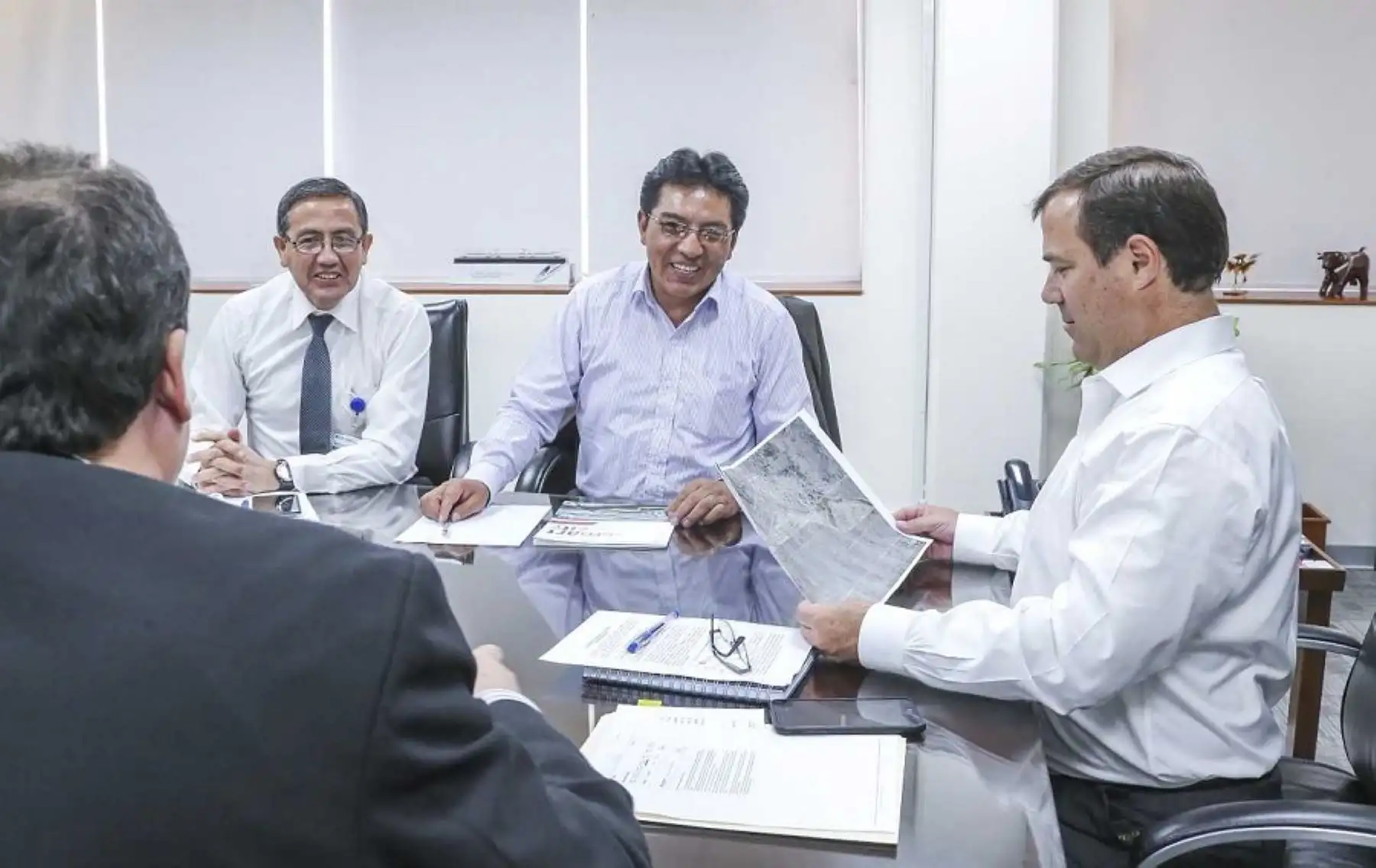 El ministro de Transportes y Comunicaciones, Bruno Giuffra Monteverde, y el alcalde del distrito cusqueño de Chinchero, Gualberto Sallo Huallpayunca, se reunieron en la sede institucional del MTC, en Lima, con el objetivo de coordinar la construcción de dos obras viales que formarán parte del sistema de transporte que tendrá el futuro Aeropuerto Internacional de Chinchero.