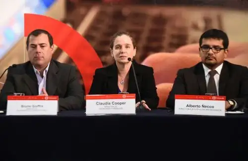 Ministra de Economía y Finanzas, Claudia Cooper, flanqueada por el ministro de Transportes y Comunicaciones, Bruno Giuffra, y el director ejecutivo de ProInversión, Alberto Ñecco.
