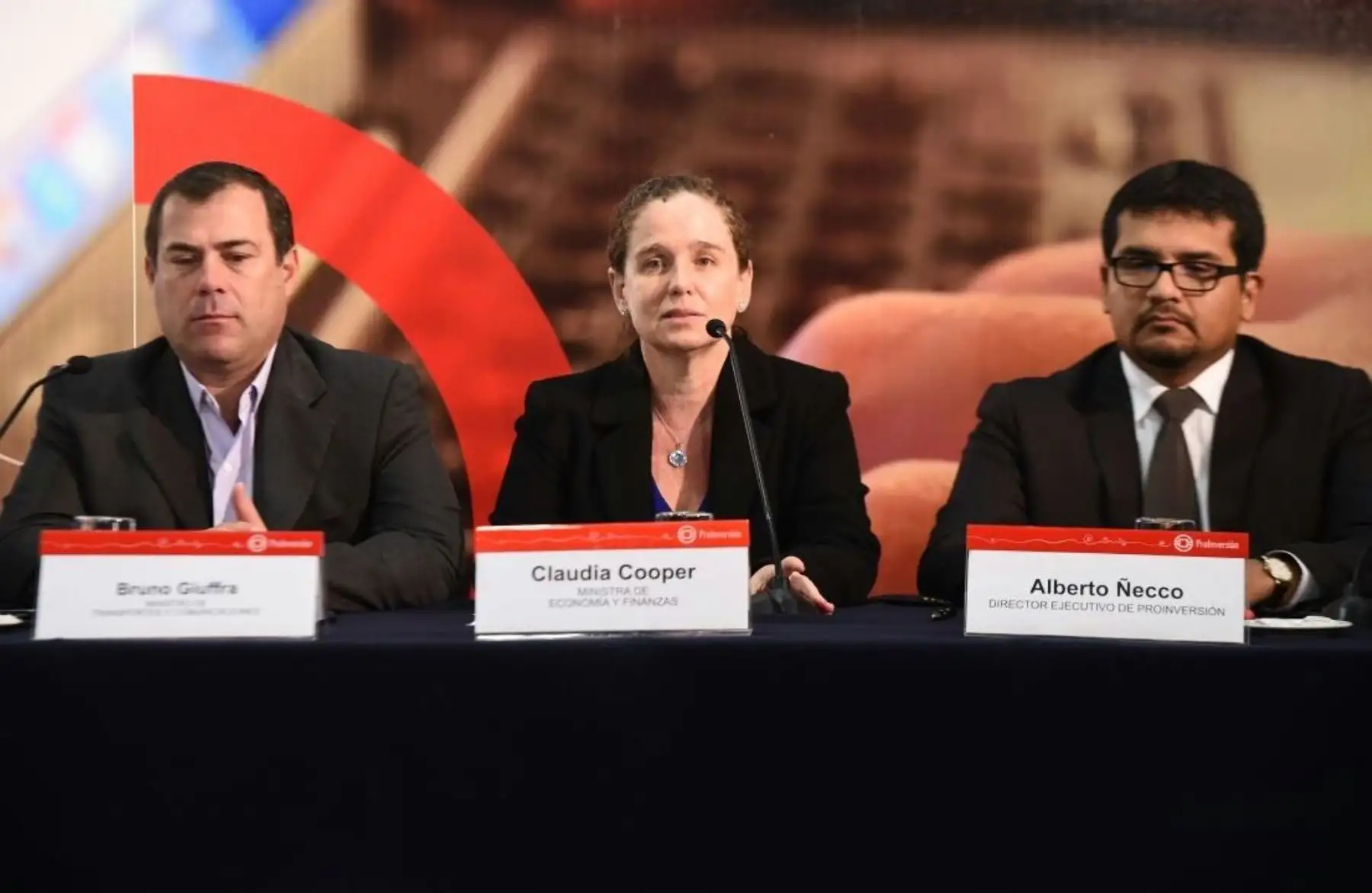 Ministra de Economía y Finanzas, Claudia Cooper.