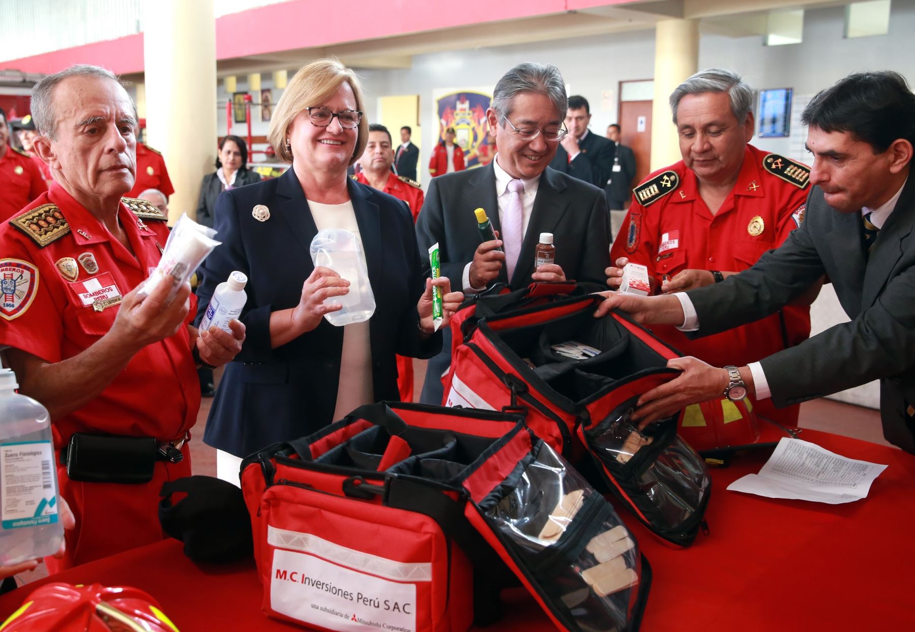 Kits de primeros auxilios donados por esposa del Presidente irán a compañías de bomberos de provincias. ANDINA/Difusión