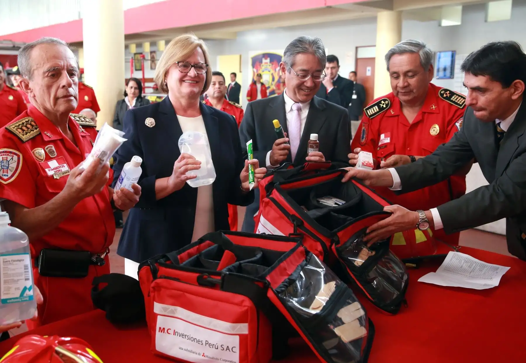 Kits de primeros auxilios donados por esposa del Presidente irán a compañías de bomberos de provincias. ANDINA/Difusión