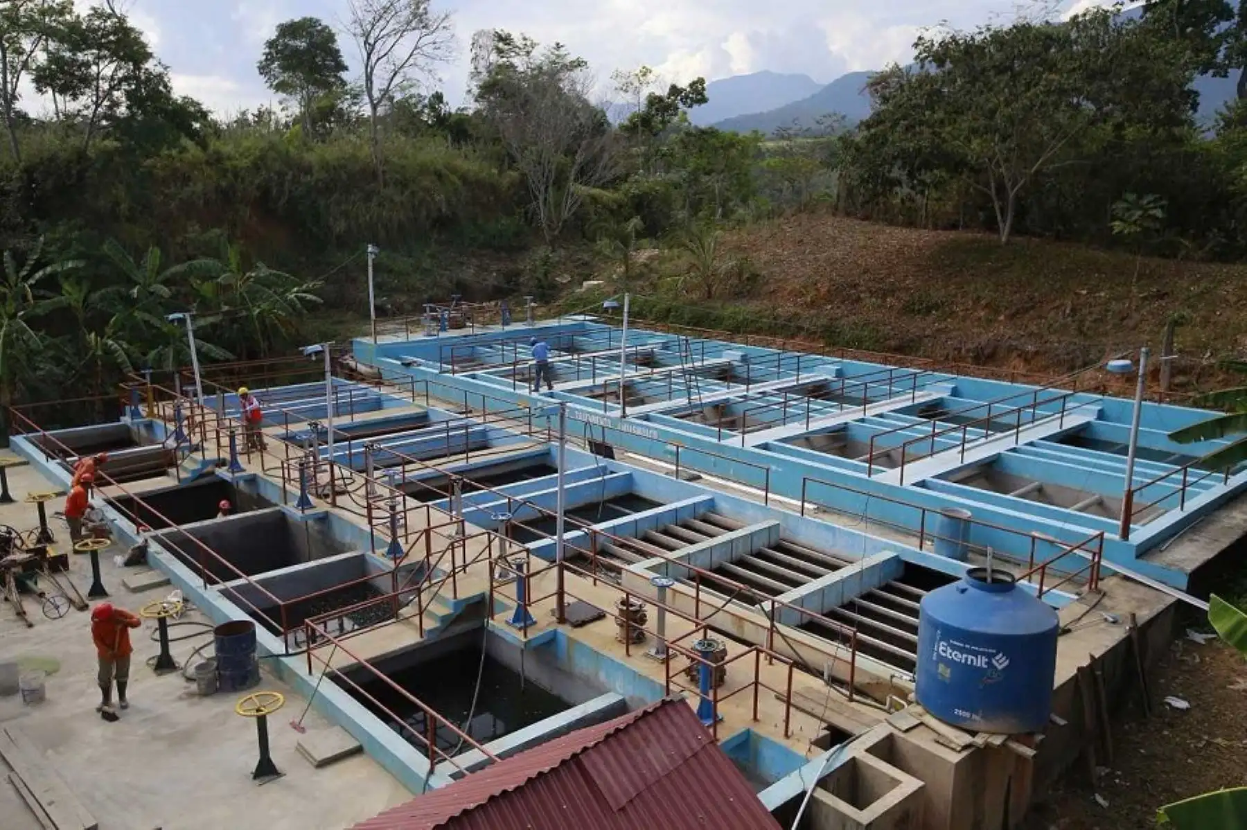 El Ministerio de Vivienda Construcción y Saneamiento (MVCS) invirtió 11 millones de soles en la región Madre de Dios, entre agosto de 2016 y agosto de 2017, en proyectos y obras de agua, alcantarillado, pistas y veredas, así como en promoción de viviendas para mejorar las condiciones de vida de la población.