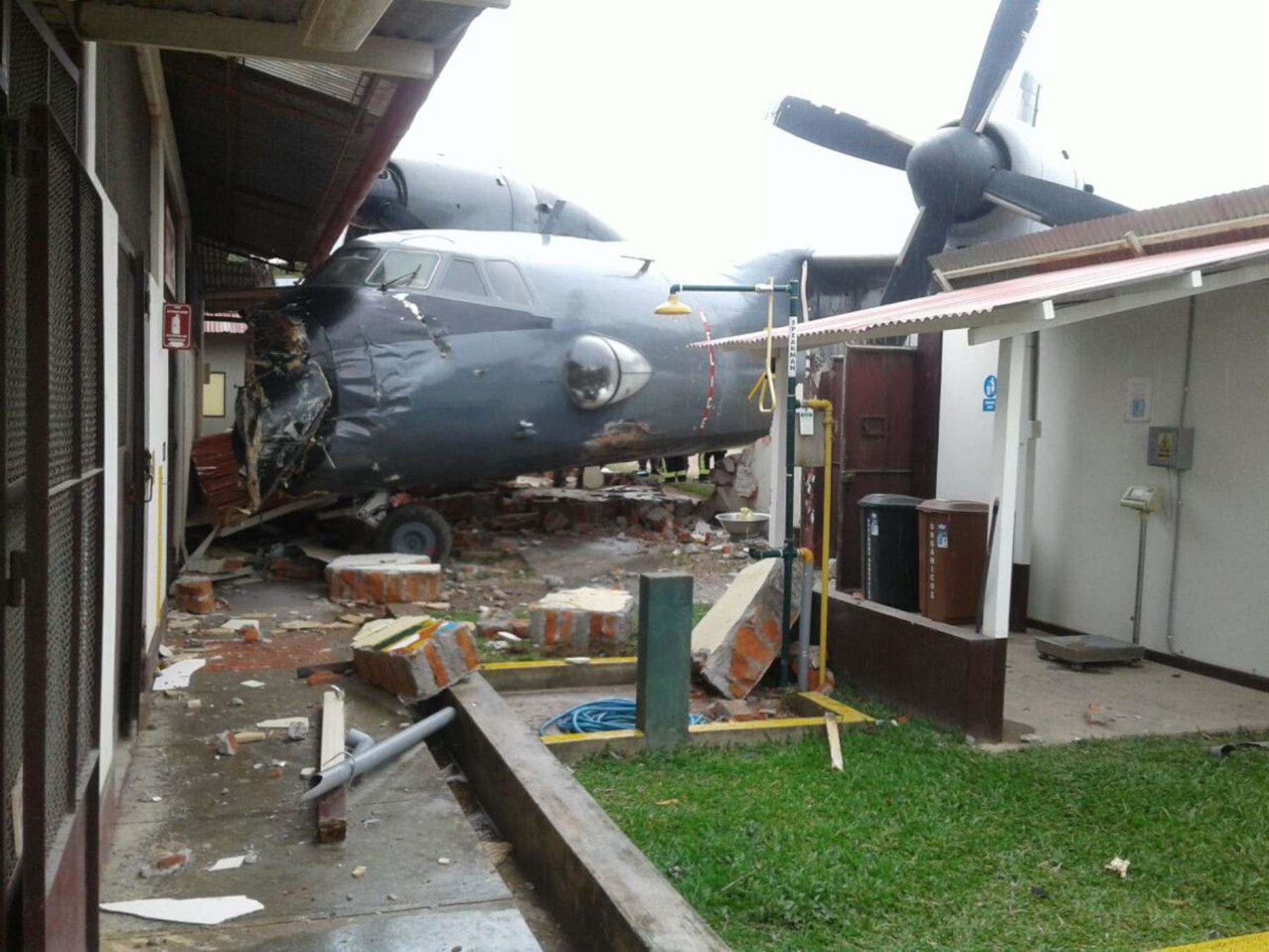 Avión de la Marina sufre accidente y choca contra Base Mazamari de la Policía. Foto: Twitter/Alex Zegarra