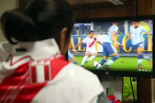Infarto por estrés podría tener hincha que siente emociones intensas mientras mira el encuentro Perú - Argentina. ANDINA/Luis Iparraguirre