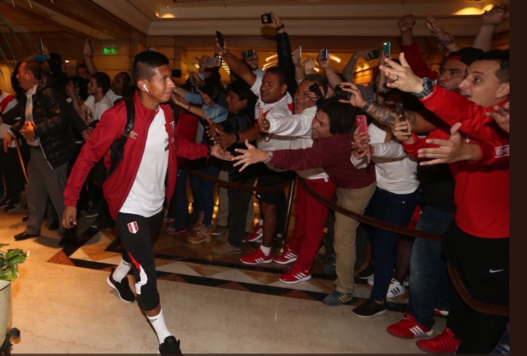 Jugadores de la selección peruana saludan a los hinchas en exteriores de hotel
