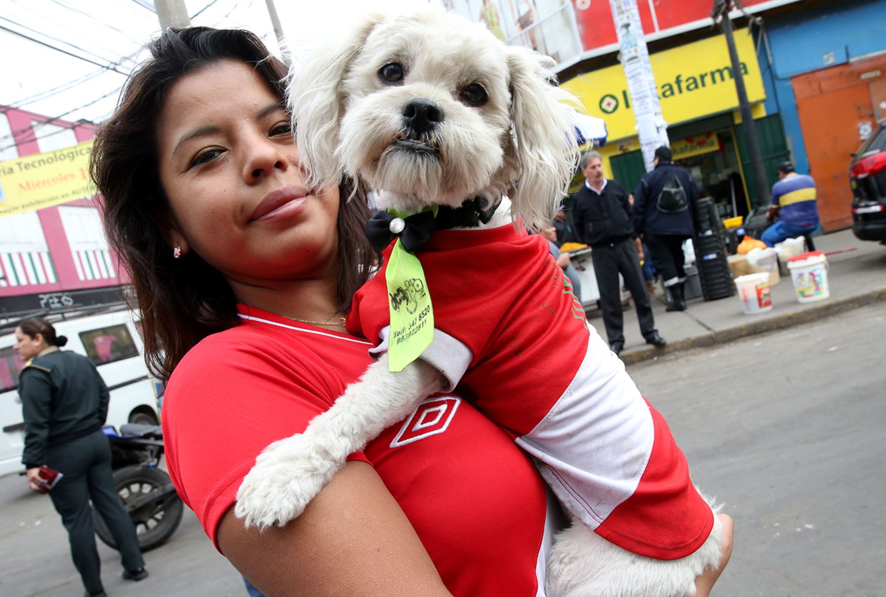 Hinchas peruanos acuden a Gamarra para adquirir polos de la selección peruana, previo al partido de hoy. Foto: ANDINA/Melina Mejía.