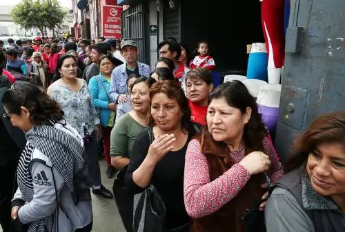 Hinchas forman largas colas para conseguir polos en Gamarra.