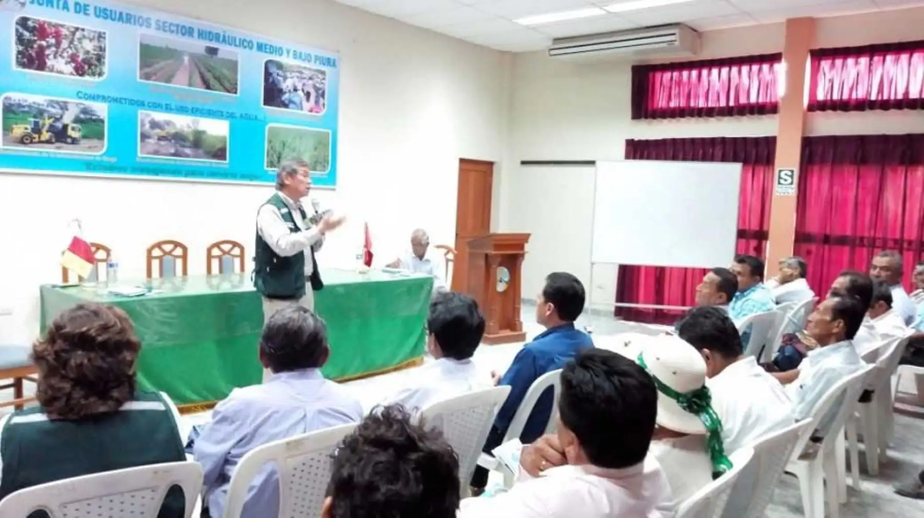 El director ejecutivo de Agro Rural, Alberto Joo Chang, invocó a las juntas de usuarios, comisiones de regantes, autoridades de los gobiernos locales y dirigentes de la cuenca de los ríos Piura y Chira a constituirse como veedores del proceso de encauzamiento y limpieza en marcha.