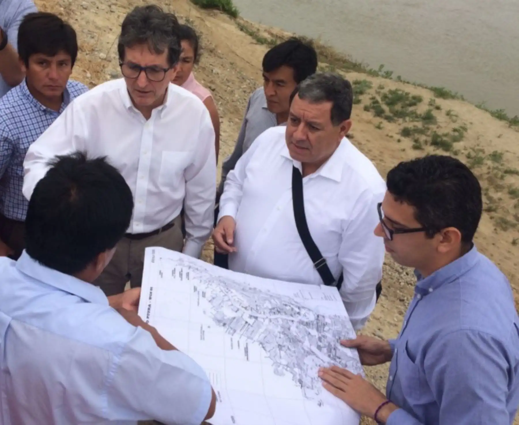 La sociedad participará en velar por la transparencia de los proyectos en ejecución de la Reconstrucción con Cambios, anunció hoy el director ejecutivo de la Autoridad para la Reconstrucción con Cambios, Pablo de la Flor, en su visita a la región Piura para el lanzamiento de las Veedurías Ciudadanas organizadas por el Observatorio de Integridad.