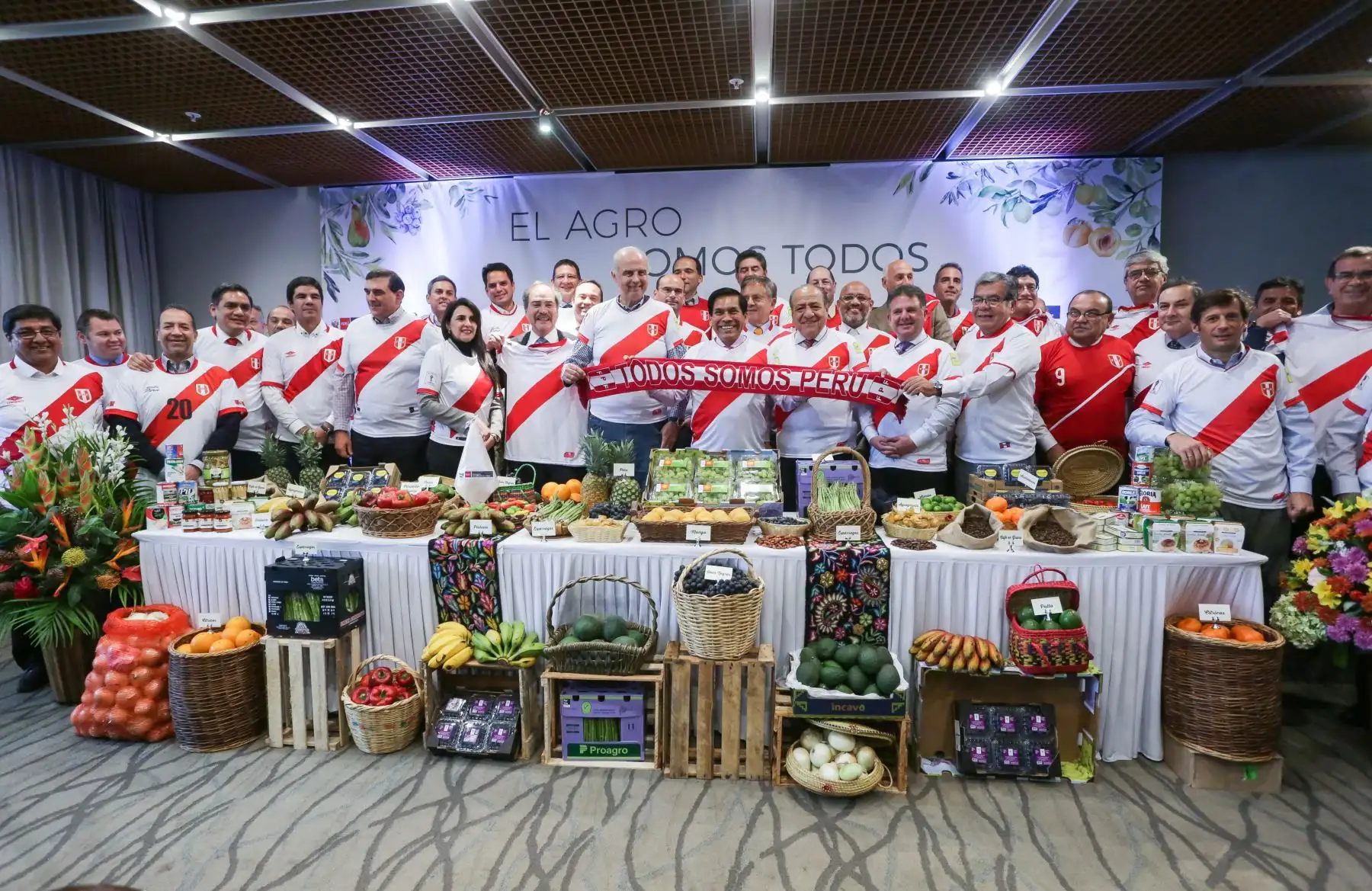 Ministro de Agricultura y Riego, José Manuel Hernández (al centro) rodeado de líderes del sector agroexportador, con la camiseta de la selección, previa al partido Perú - Argentina. Foto: Cortesía Minagri.