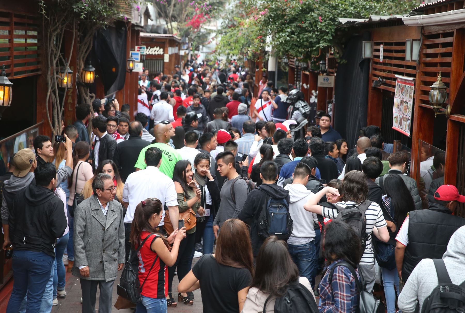 Afluencia masiva de consumidores en la calle de las Pizzas en Miraflores para ver el partido de la selección peruana de fútbol. ANDINA/Vidal Tarqui